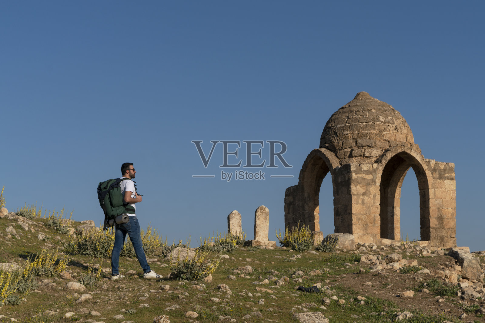 在马尔丁省达拉遗址徒步旅行的背包客照片摄影图片