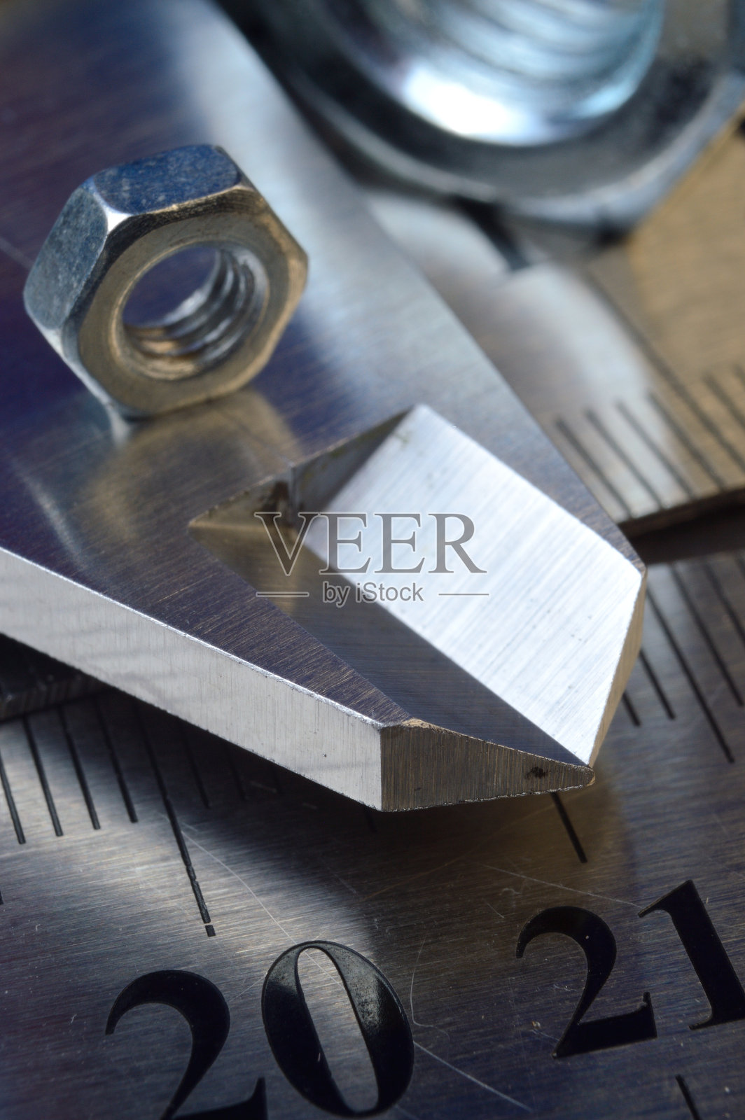 精确的量具卡尺和金属尺配合螺母放置到位。特写镜头照片摄影图片