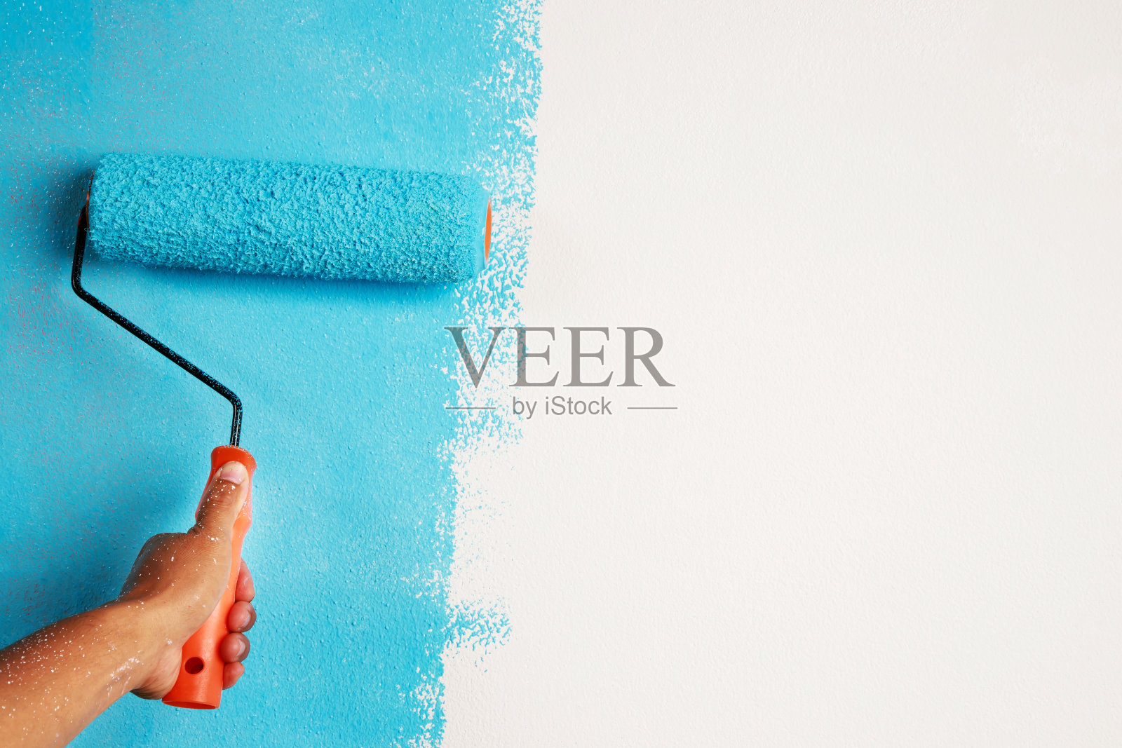 粉刷公寓,用蓝色油漆进行装修。保留空白的复制空间,以便在旁边写描述性文本。照片摄影图片