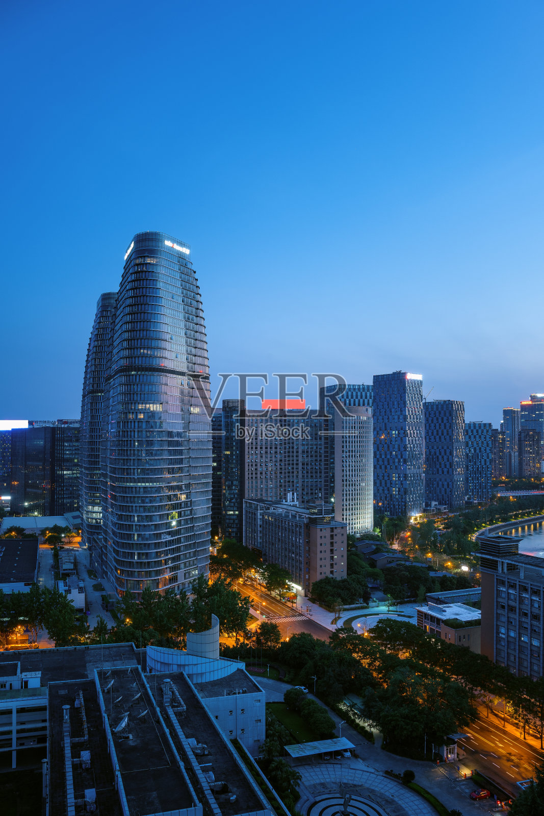 黄昏时分的城市和河流照片摄影图片