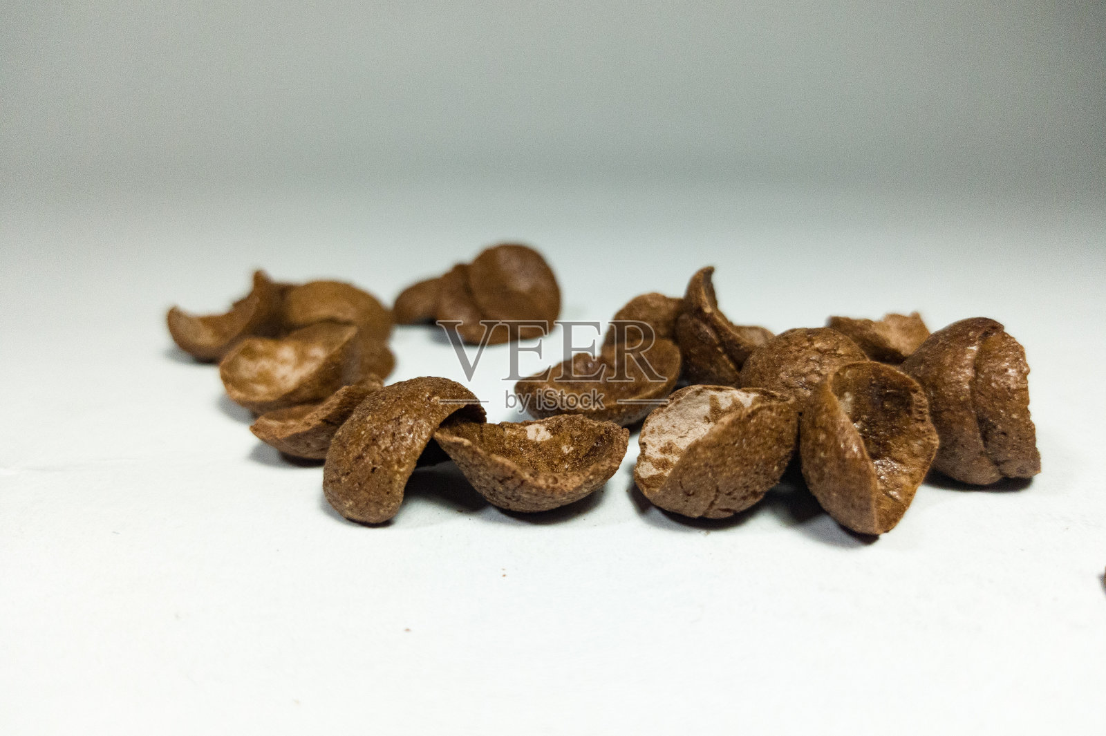 风景的巧克力麦片随机安排在一个白色的背景照片摄影图片