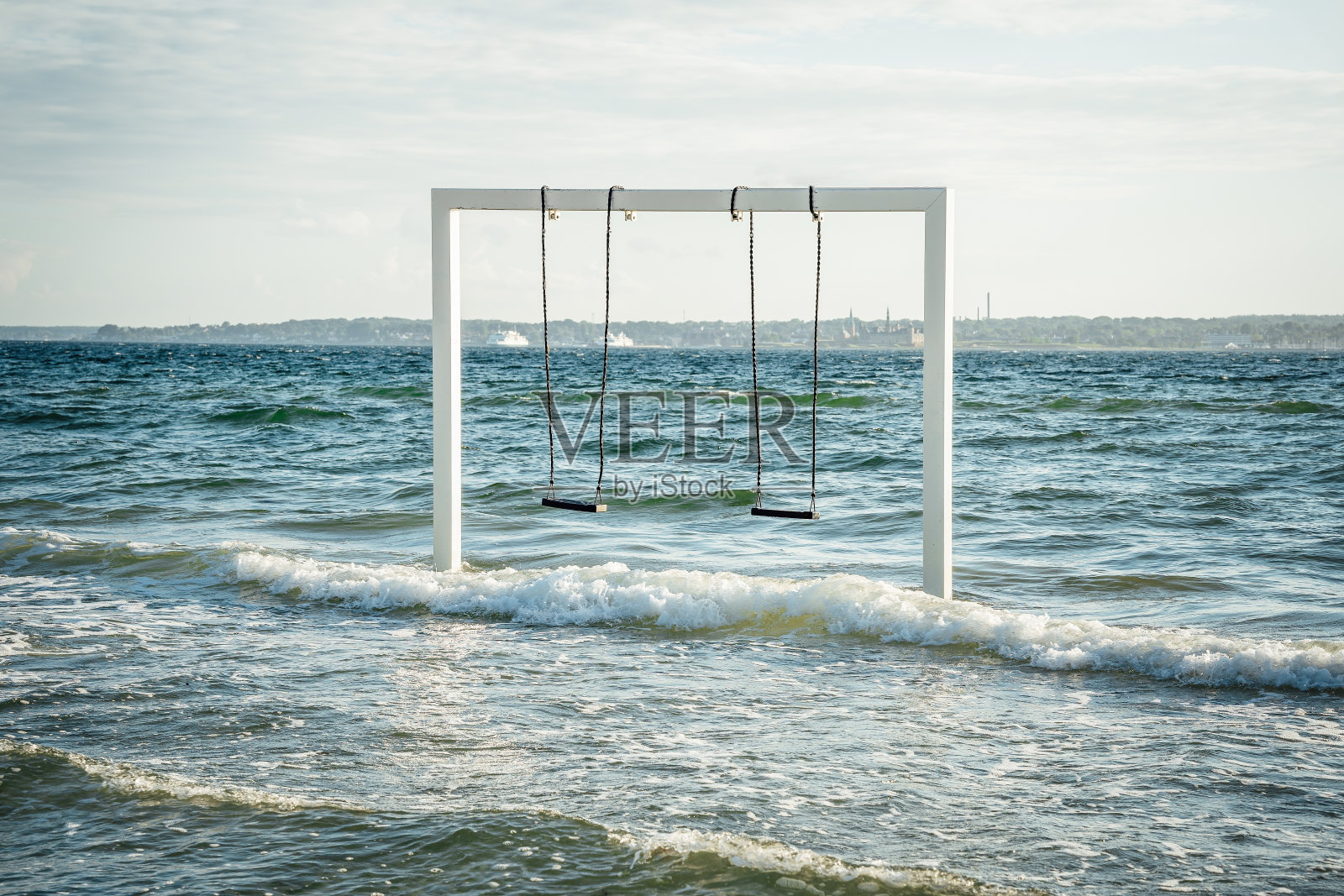 瑞典赫尔辛堡的海滩荡秋千。照片摄影图片