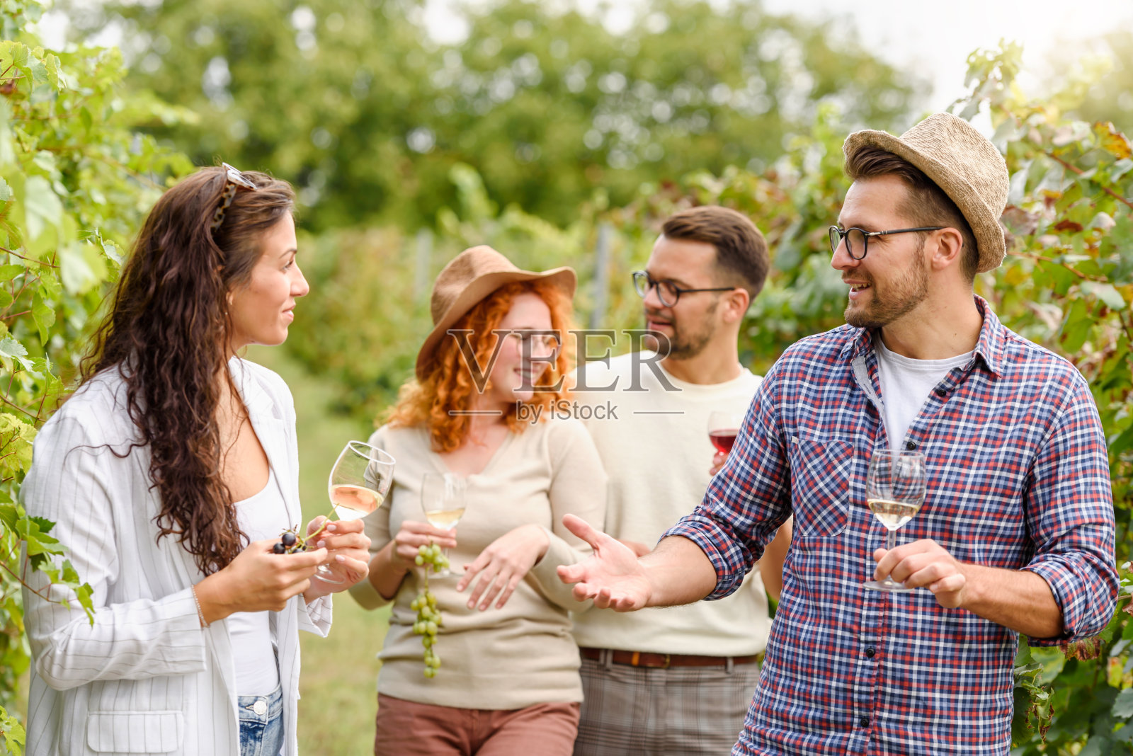 快乐的朋友在酒庄畅饮美酒-与年轻人一起享受收获时光的友谊理念照片摄影图片