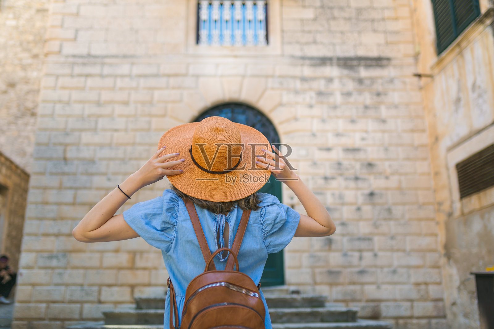年轻女性探索地中海欧洲城市的街道照片摄影图片