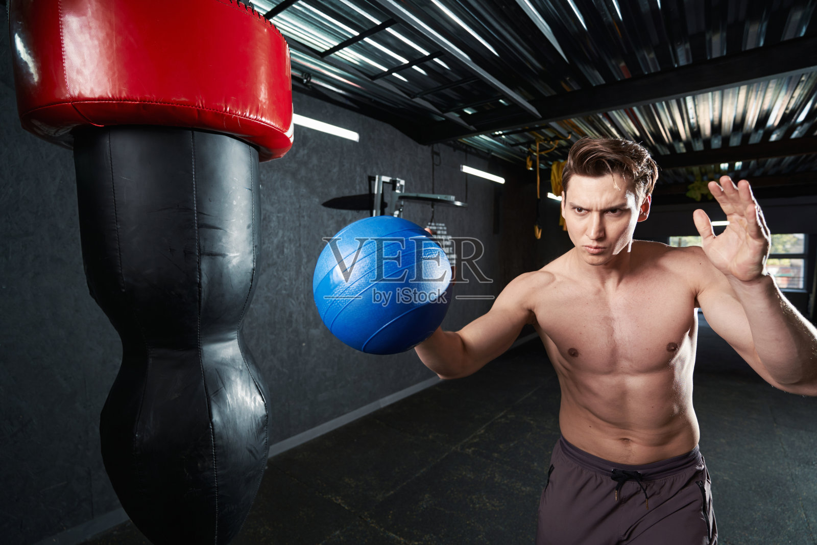 肌肉发达的男性运动员在室内锻炼照片摄影图片