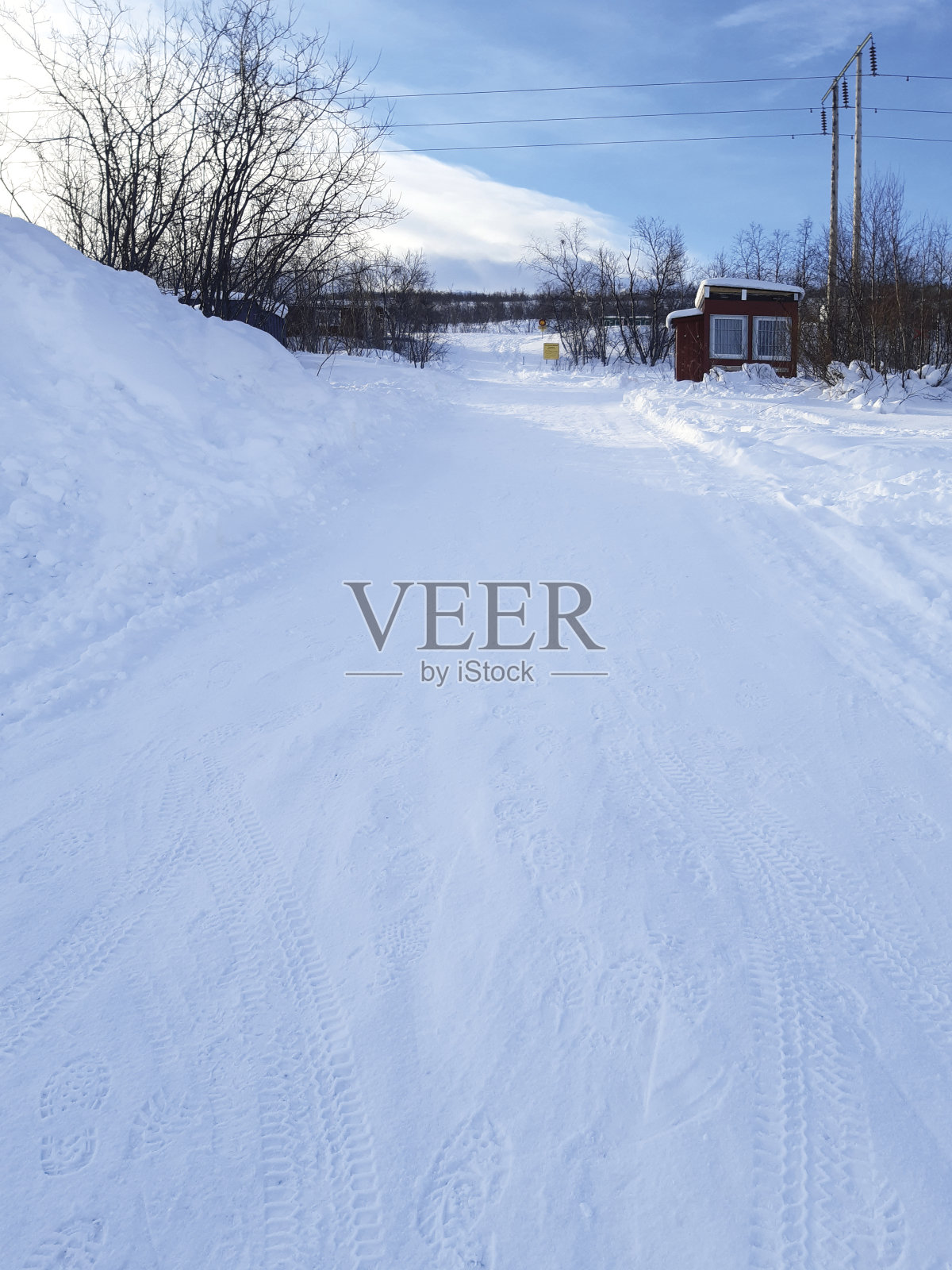 雪拉普兰的风景。白雪皑皑的道路上,北极圈下的蓝天。北欧国家的性质。照片摄影图片