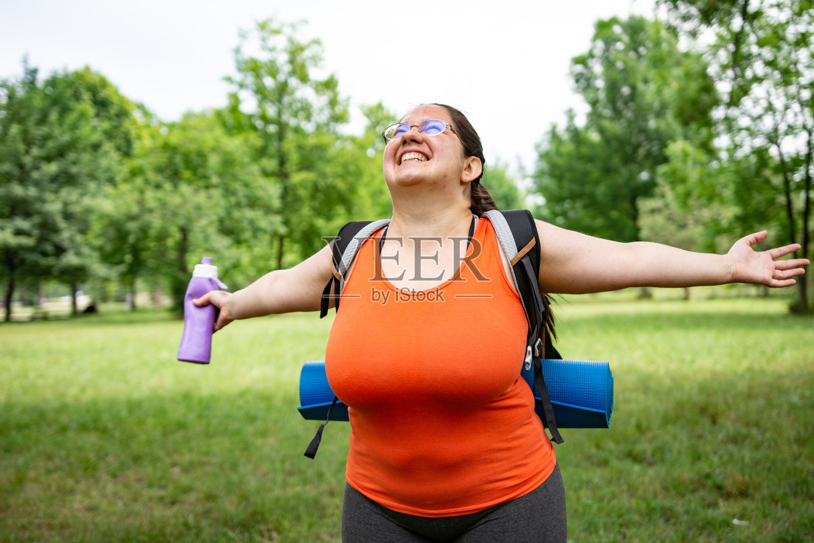 一个年轻女子在野外庆祝的照片照片摄影图片