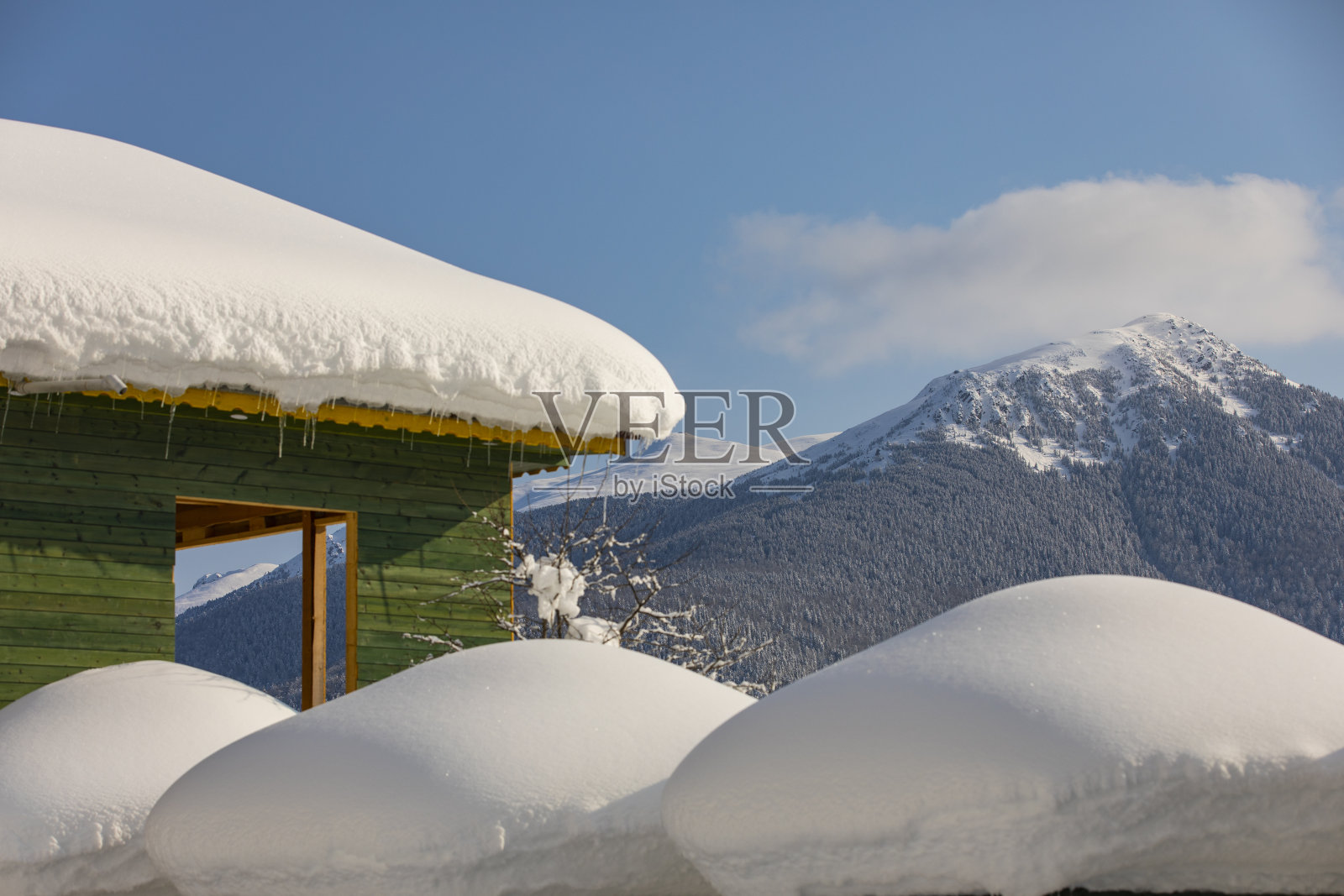 冬季无人机拍摄的Uzungol湖,Caykara Trabzon土耳其照片摄影图片