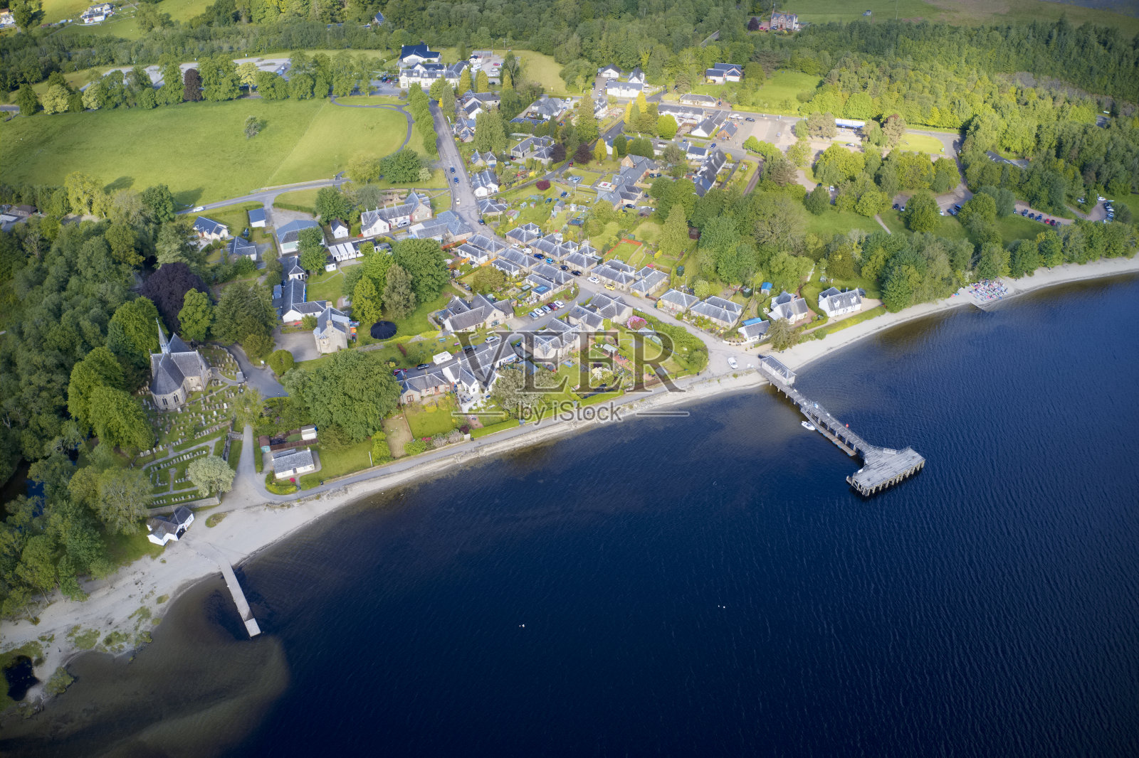夏天洛蒙德湖上空的卢斯村鸟瞰图照片摄影图片