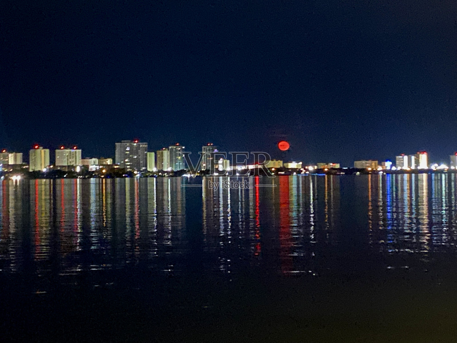 城市之光血月照片摄影图片