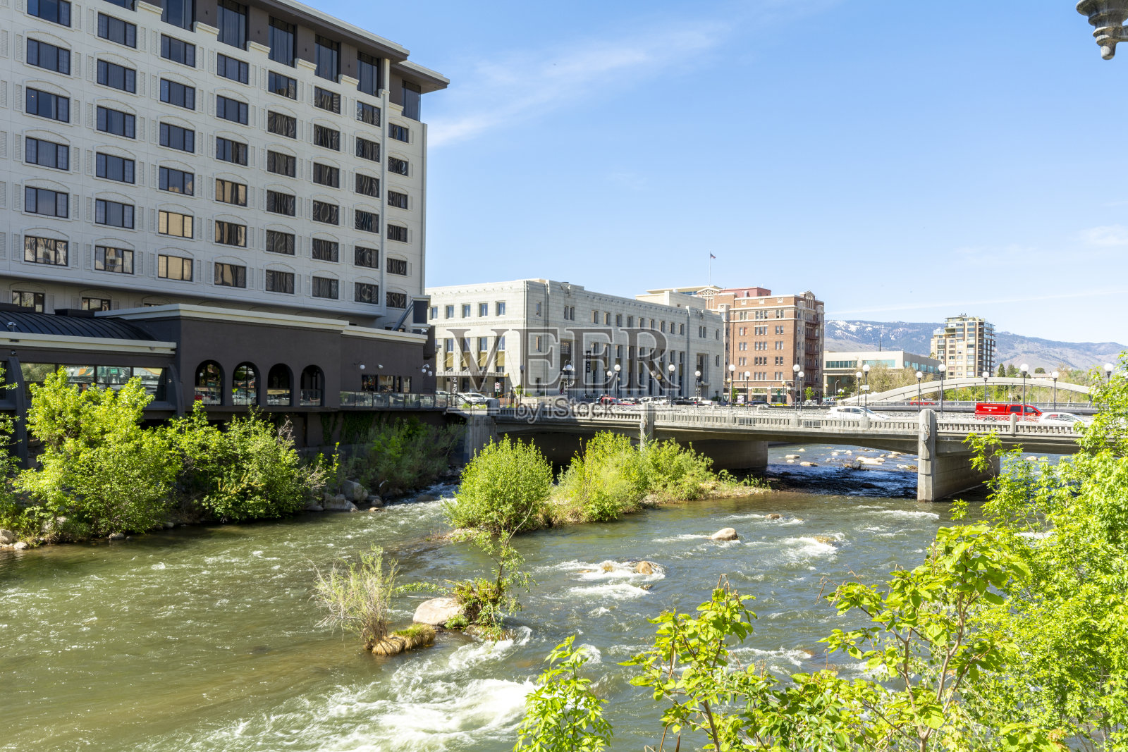美国,特拉基河畔的里诺市。照片摄影图片
