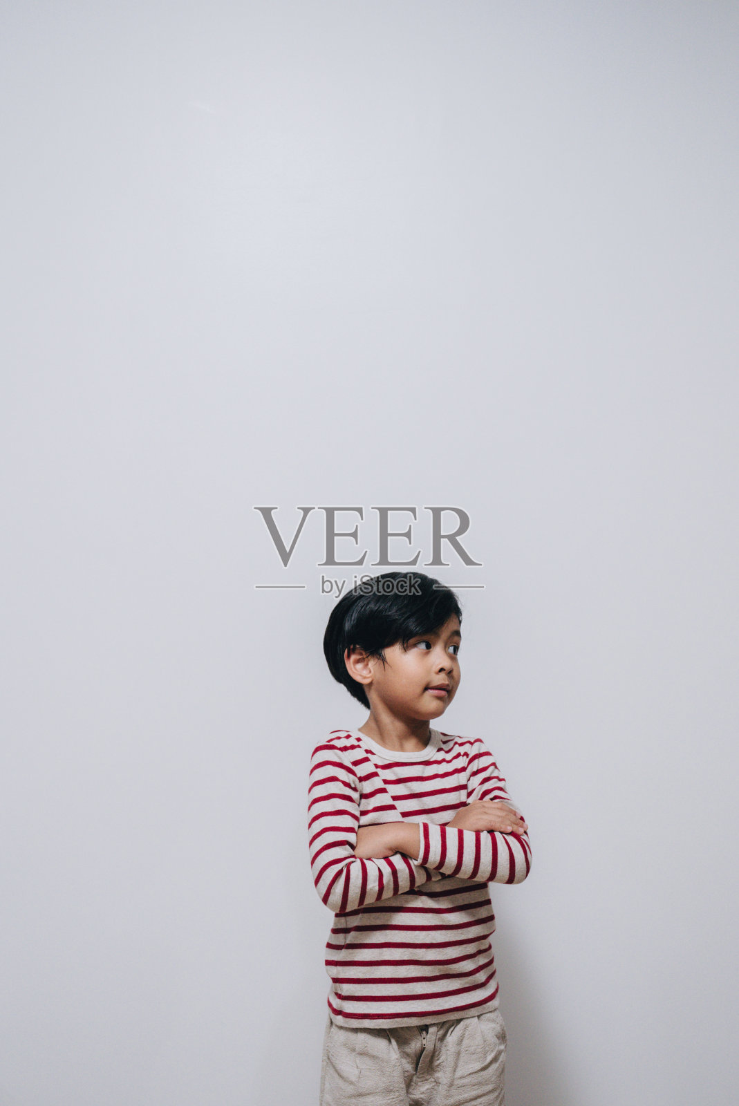 在照相馆摆姿势的帅哥肖像照片摄影图片