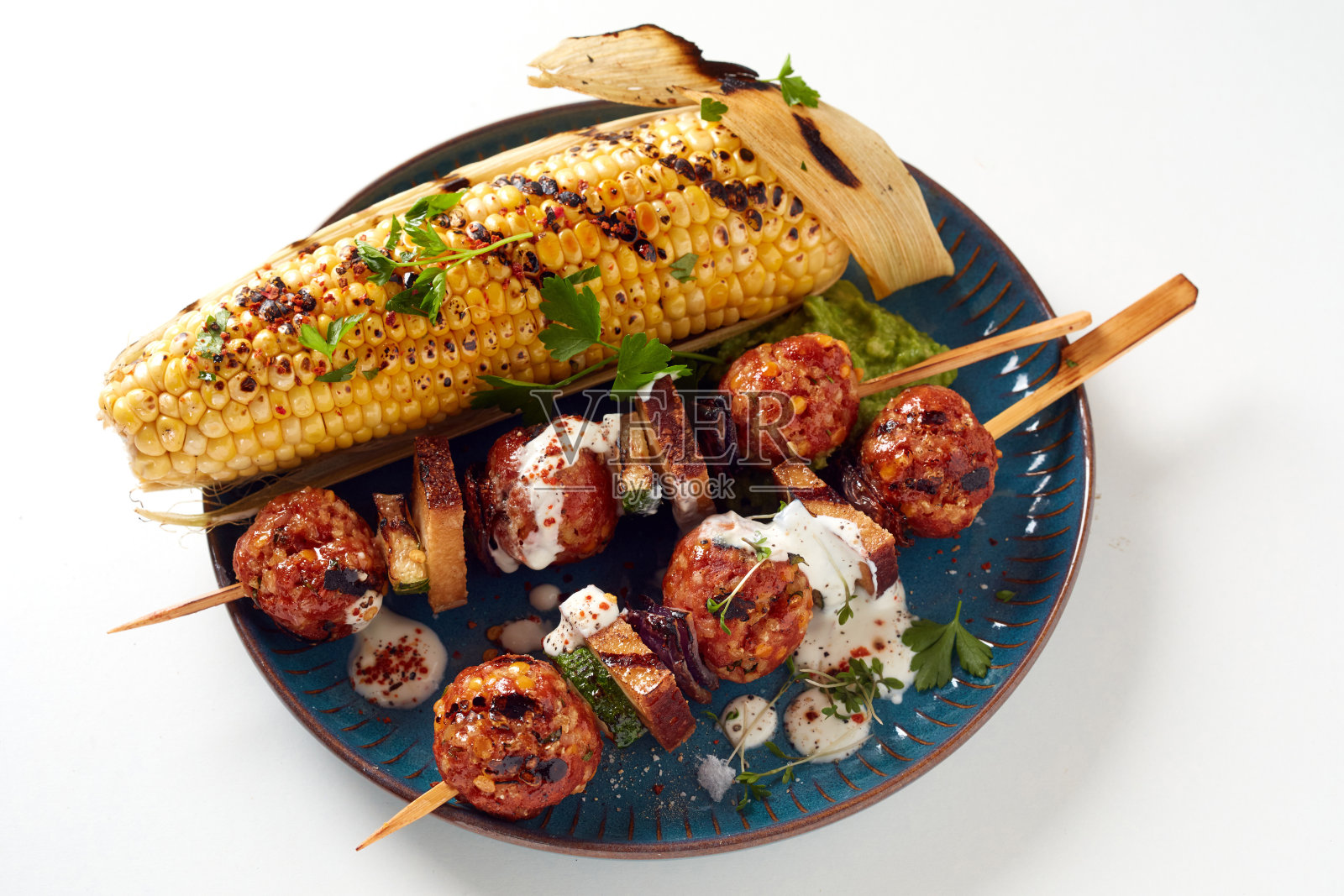 烤玉米和肉丸照片摄影图片