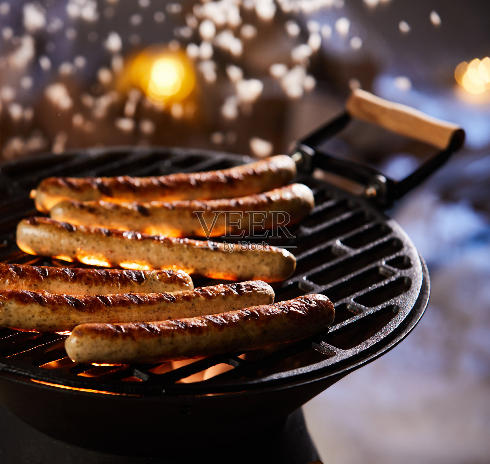 香肠在晚上的烧烤上烤着照片摄影图片