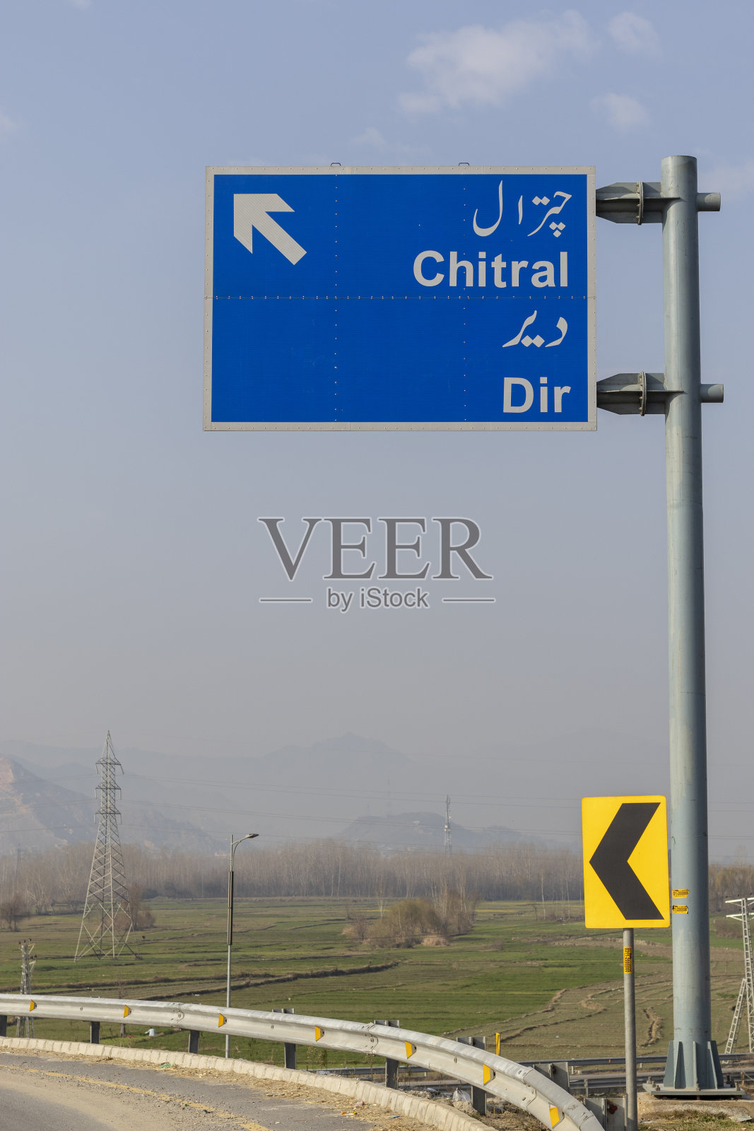 巴基斯坦KPK区局长——2022年3月7日:巴基斯坦高速公路上有通往Chirtal区和区局长的标志照片摄影图片
