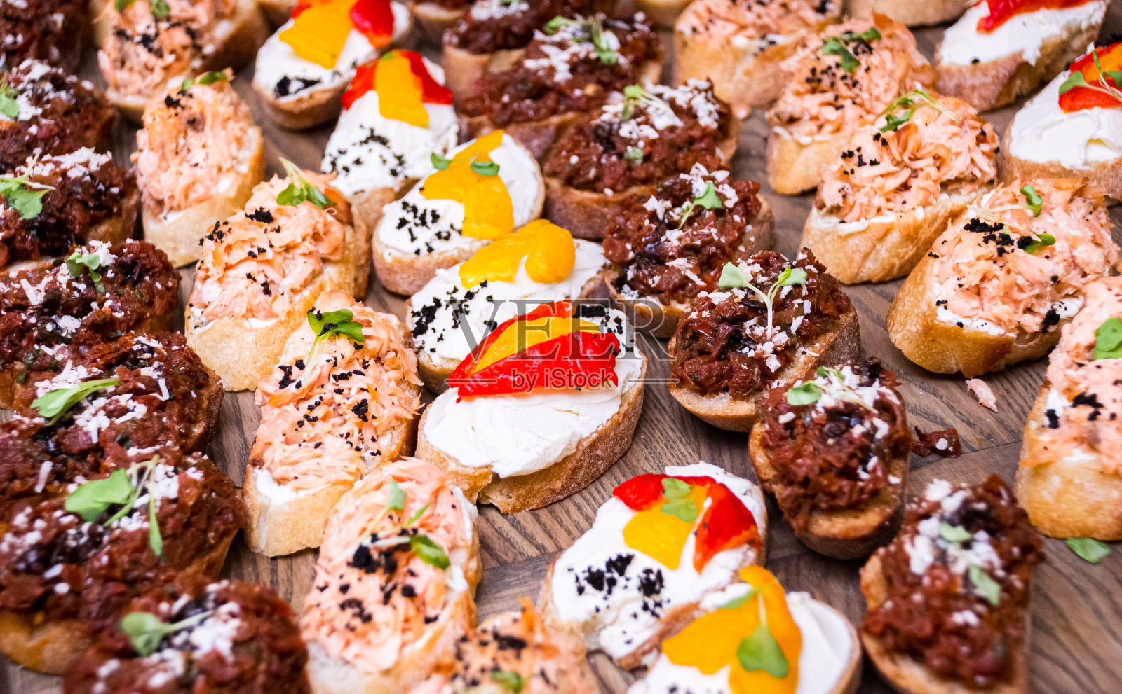 意式烤面包配不同的酱料。放在木板上的一套开胃菜。餐饮服务。照片摄影图片