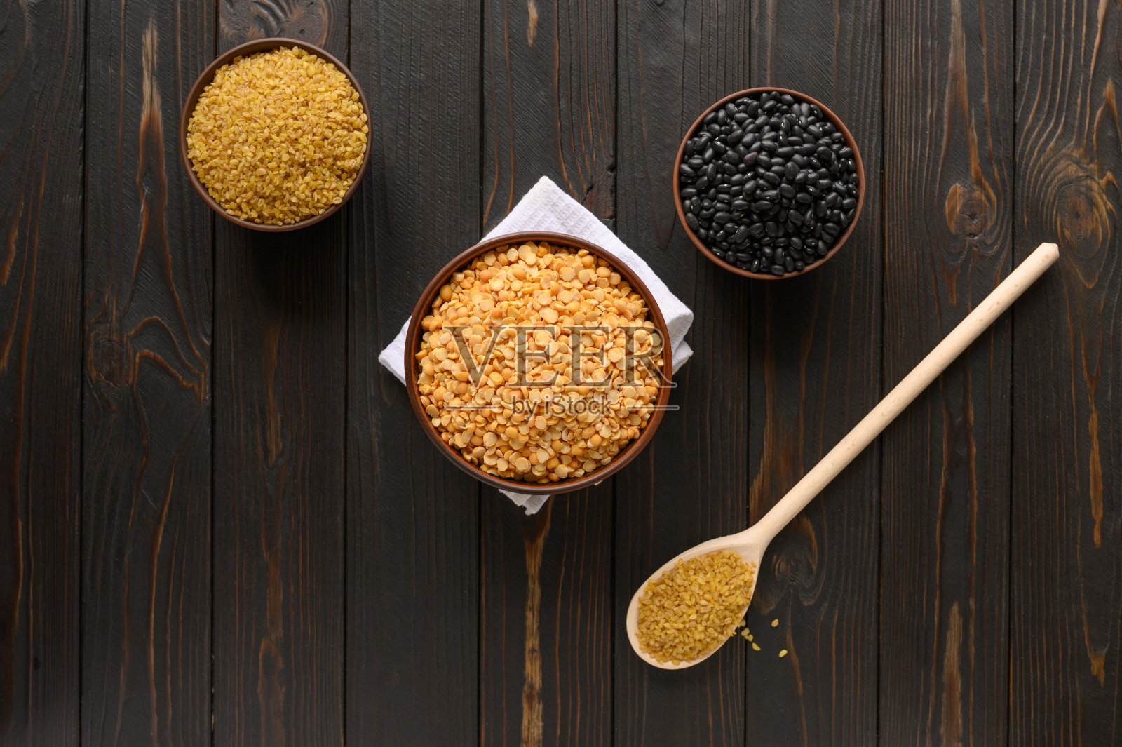 不同类型的生干豆科和谷物组成。黑豆,干gur,豌豆。照片摄影图片