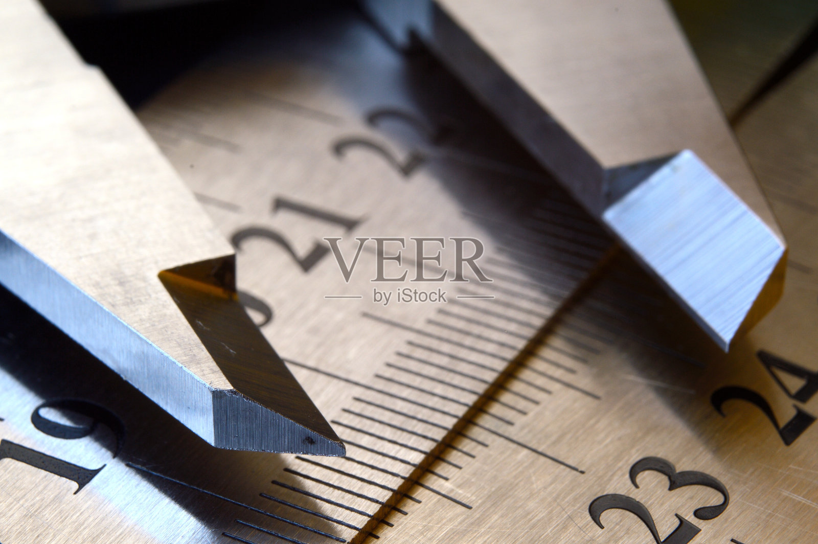 精密的量具卡尺和金属尺叠放在一起。特写镜头照片摄影图片