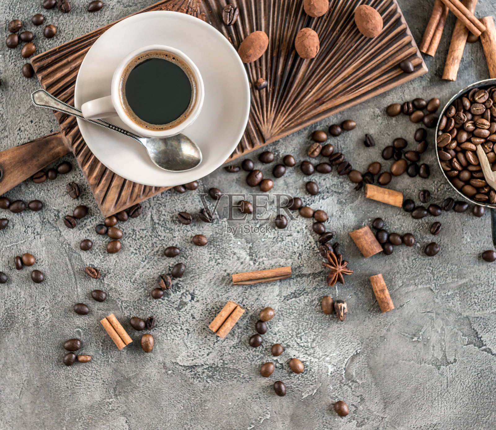 黑咖啡加糖果的混凝土背景俯视图照片摄影图片