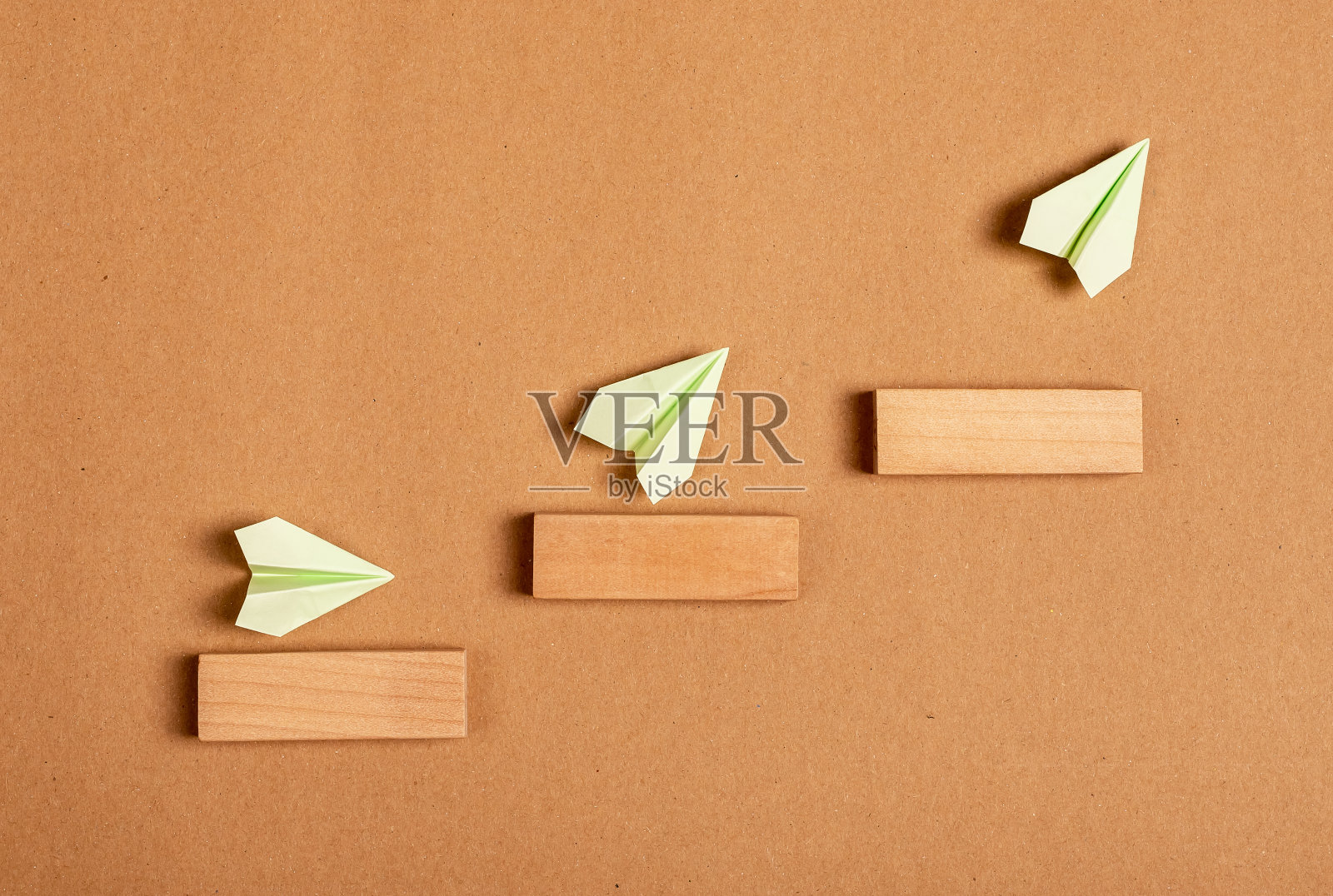 进步,发展概念。折纸飞机飞上楼梯。专业,个人成长,成功。照片摄影图片