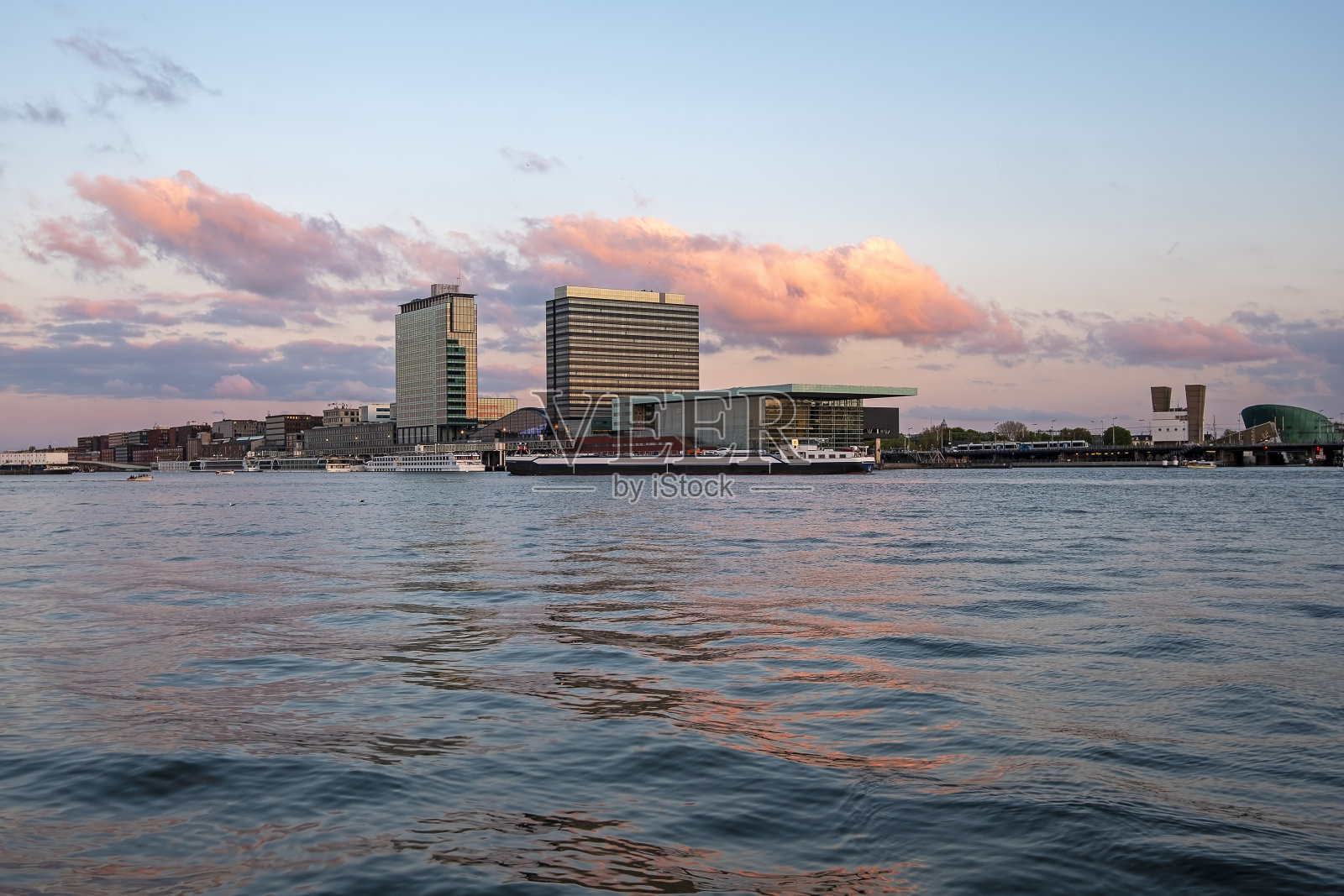 日落时分从荷兰阿姆斯特丹港出发照片摄影图片