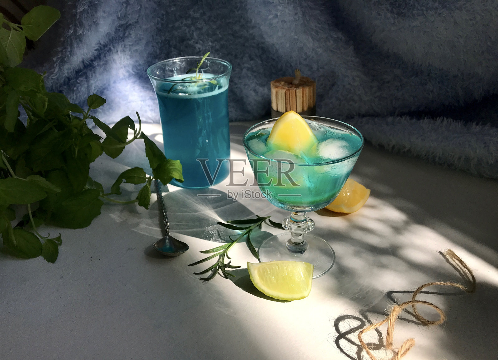 蓝色的冷饮在一个有冰块的杯子里照片摄影图片