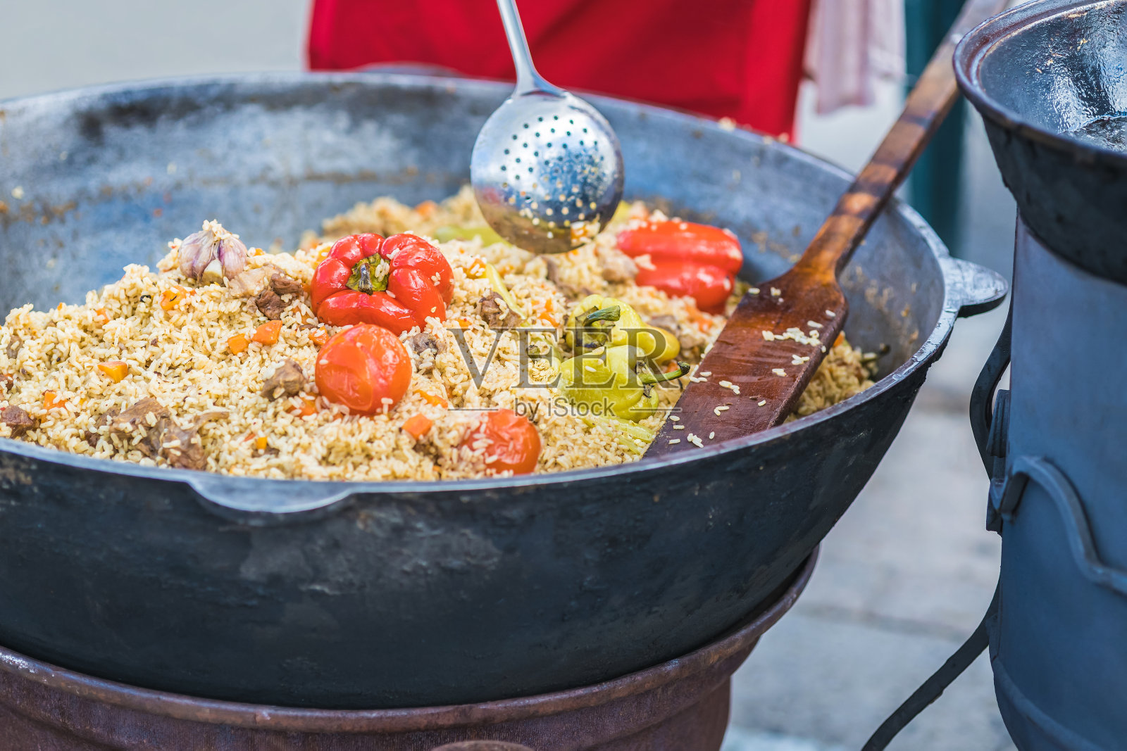 传统的肉饭有肉、胡萝卜、大蒜和甜椒。照片摄影图片