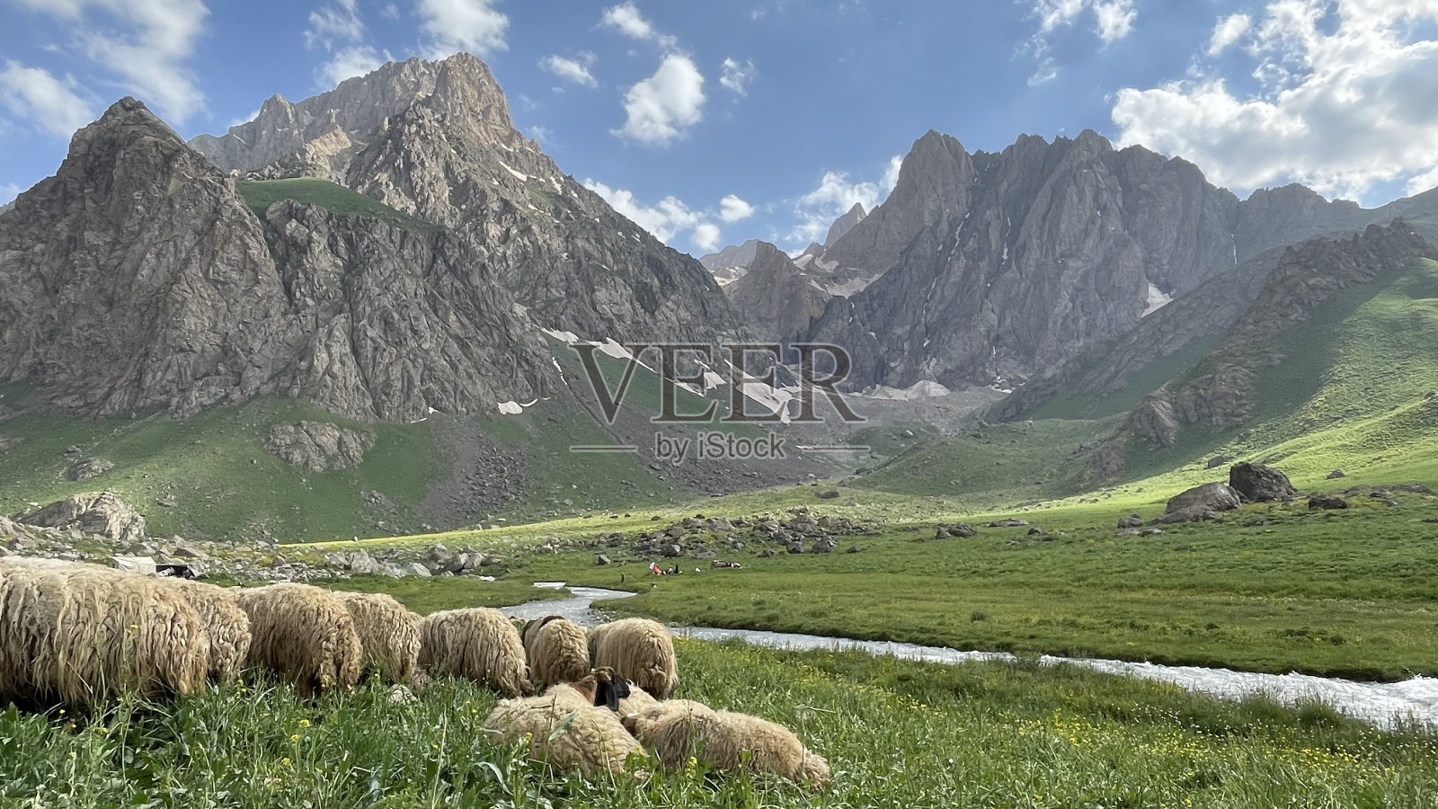 雄伟的西洛山脉,还有绿色的山谷和高原照片摄影图片