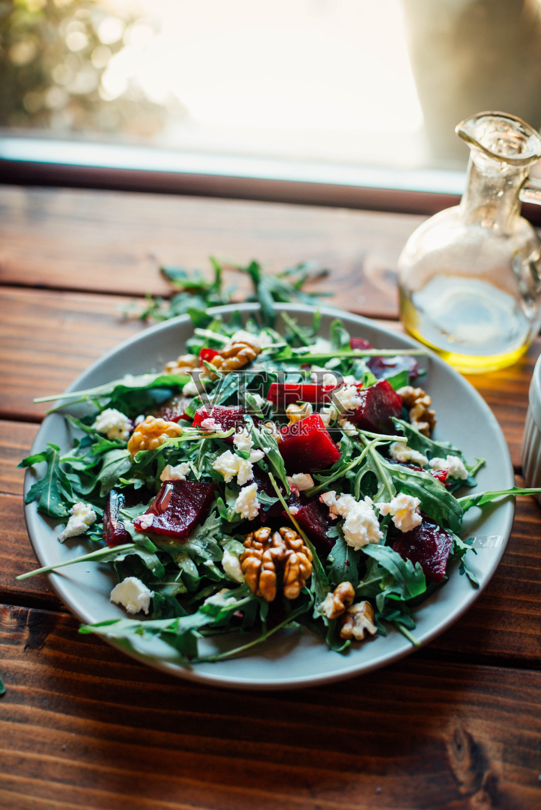 芝麻菜和甜菜根沙拉配核桃和羊乳酪的特写照片摄影图片
