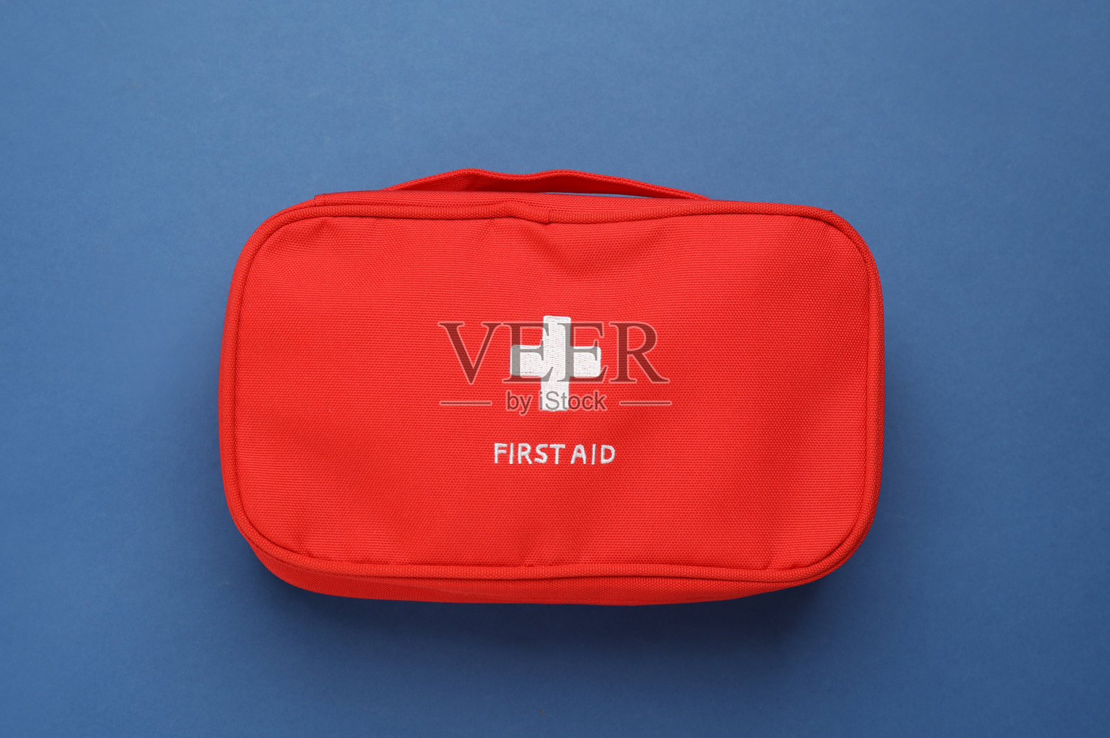 蓝色背景的急救包,俯视图照片摄影图片