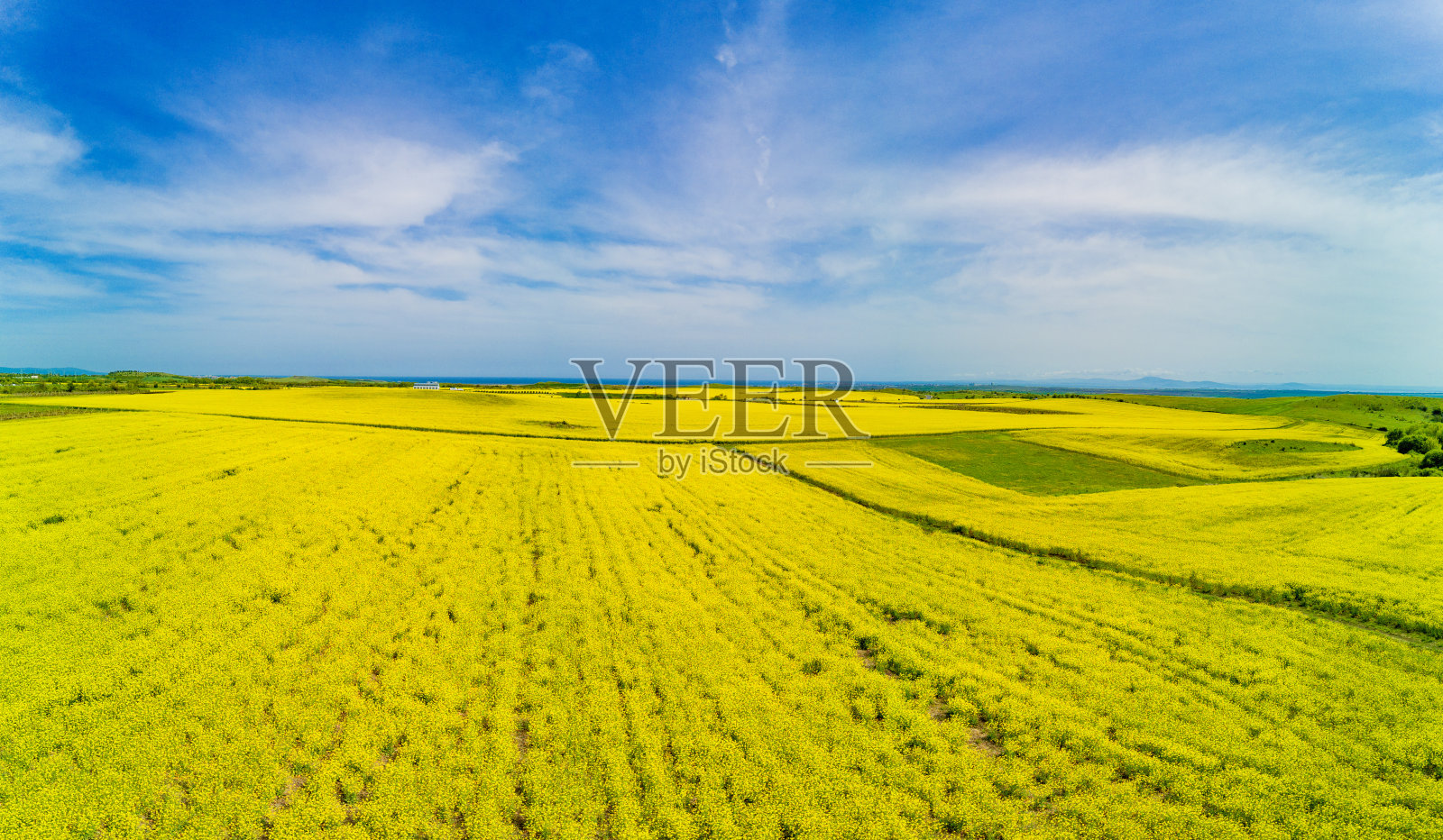 保加利亚的田野全景,山谷中的植物以村庄和天空为背景照片摄影图片
