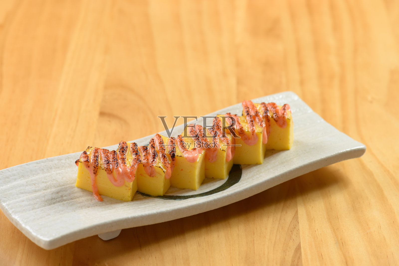 日本料理Tamagoyaki在一个白色的盘子孤立在木桌上俯瞰照片摄影图片