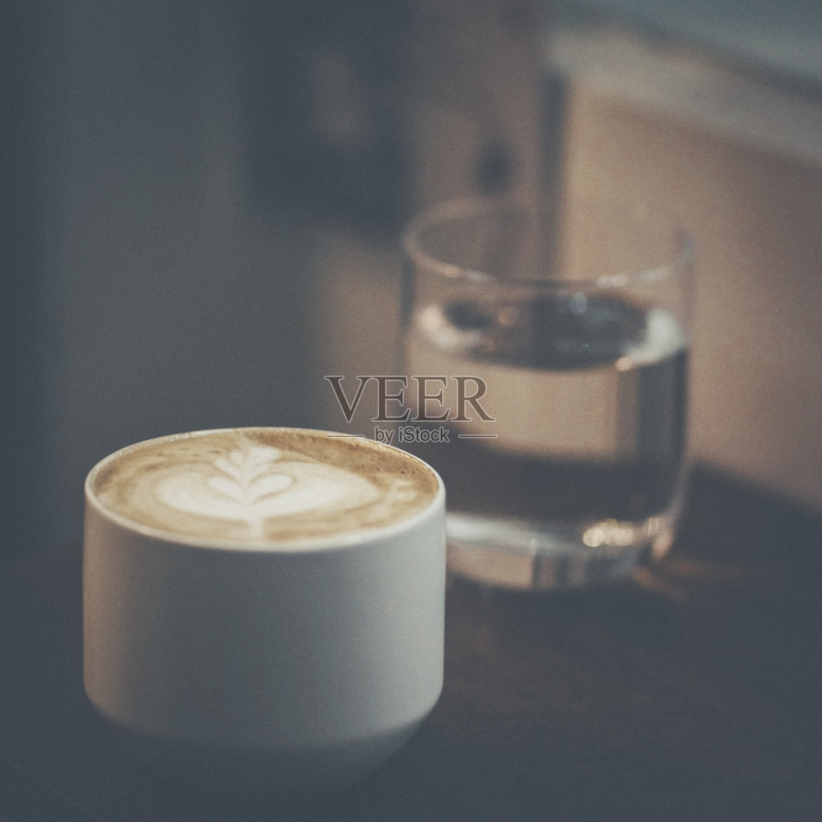 一杯卡布奇诺照片摄影图片