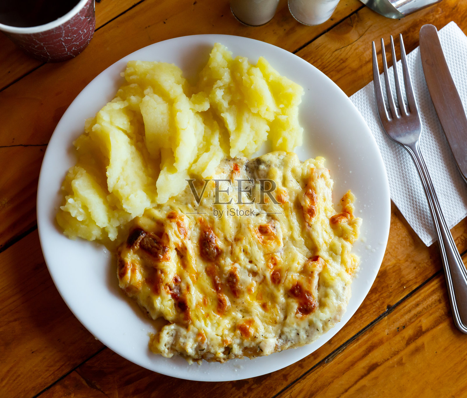 俄罗斯国菜鸡柳配蘑菇和土豆泥照片摄影图片