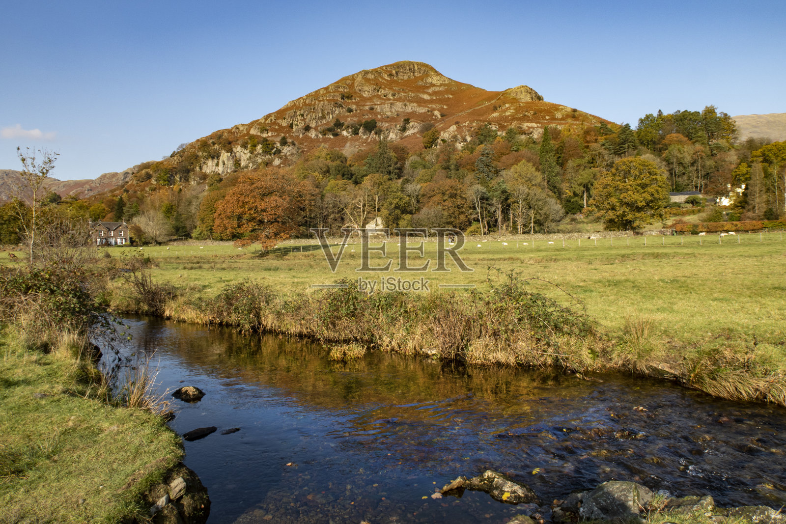 Easedale Beck和Helm Crag。照片摄影图片