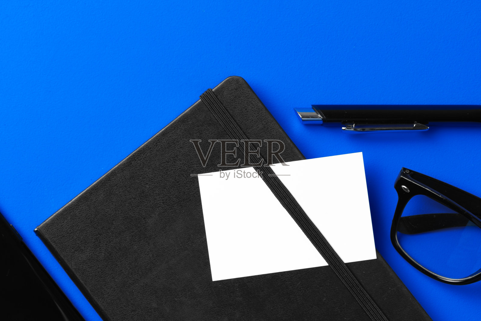 白色名片,黑色记事本上有复印空间照片摄影图片