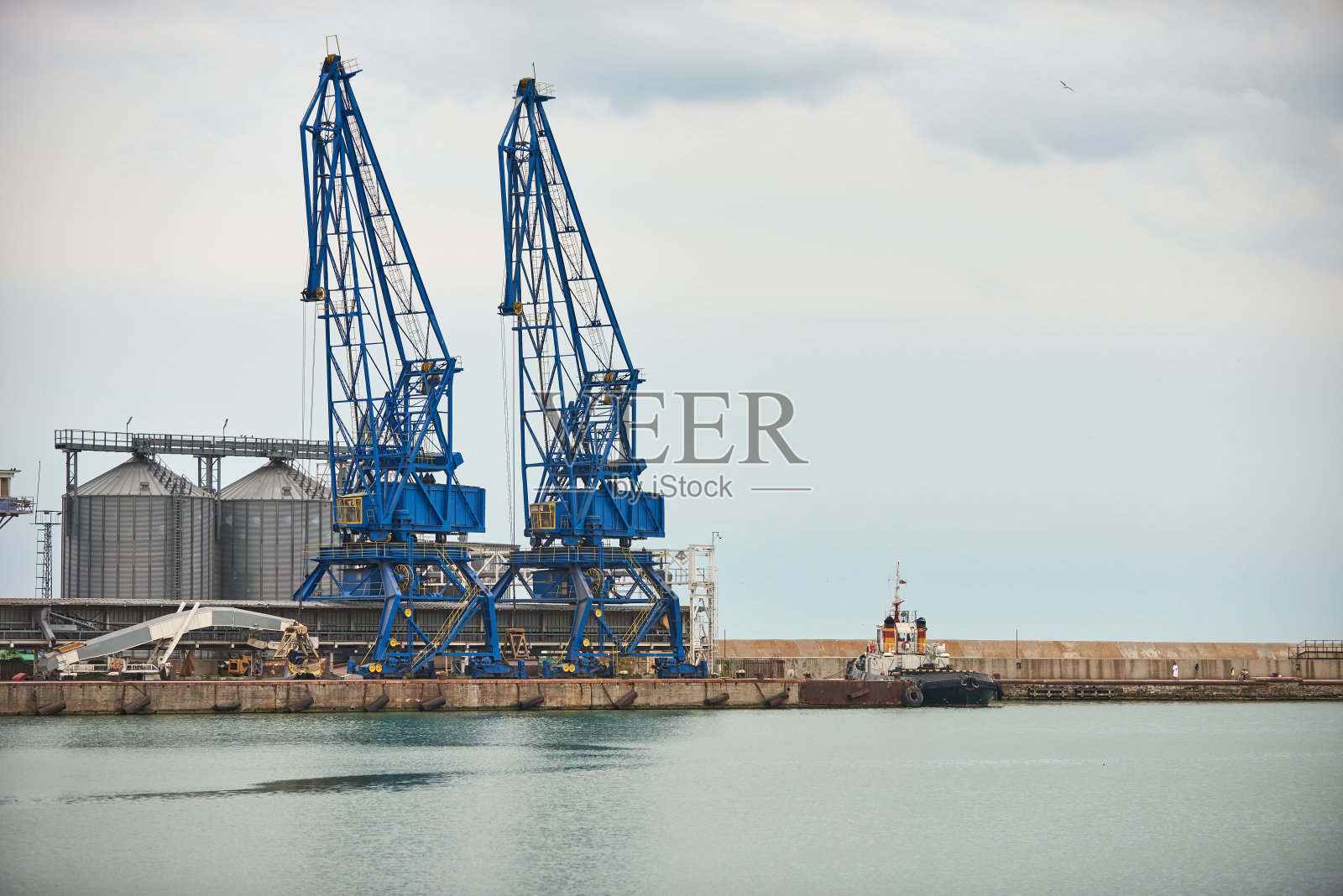 面向大海的港口货运起重机照片摄影图片