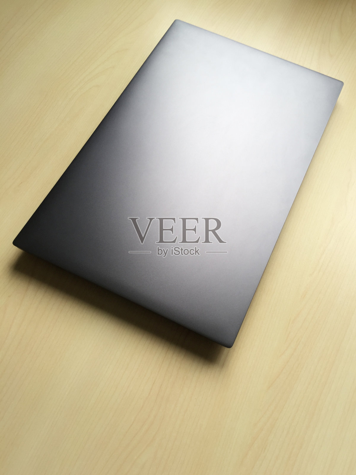 笔记本电脑在木桌子上照片摄影图片