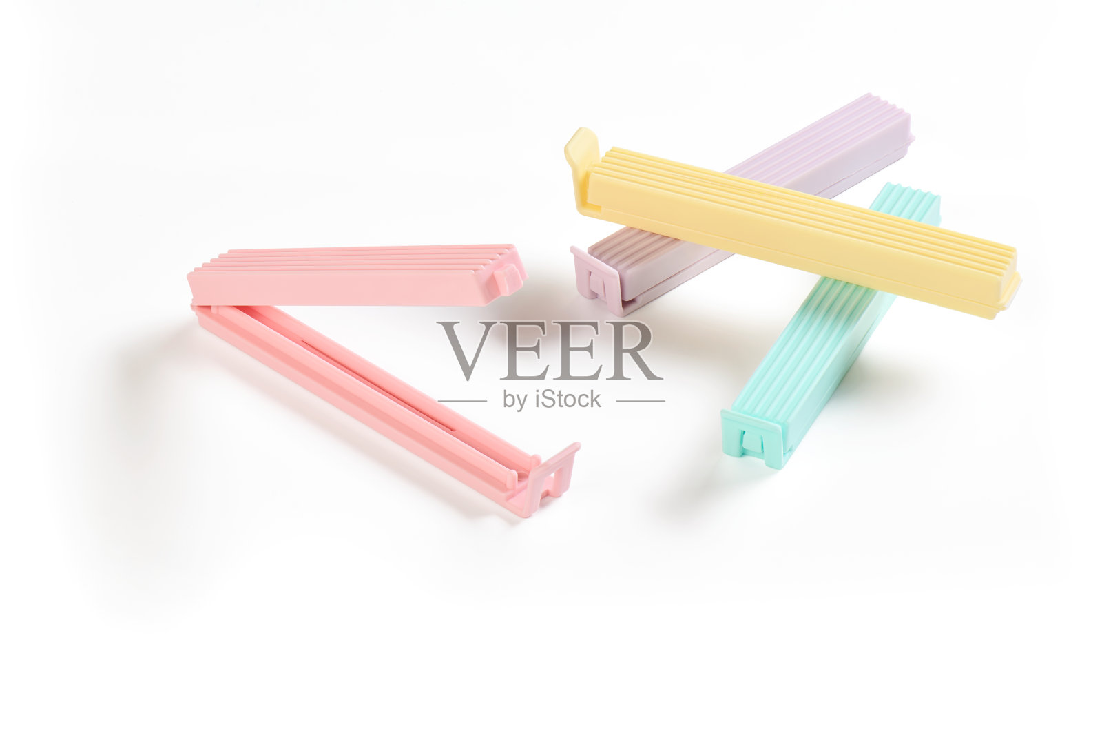 白色背景的塑料袋夹,照片堆叠照片摄影图片