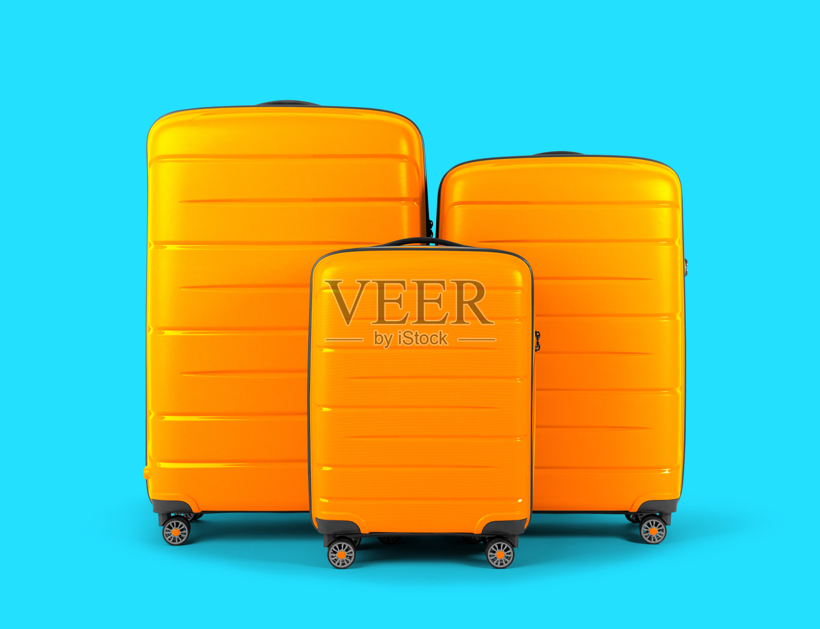 一套时尚的黄色塑料手提箱的轮子上的蓝色背景旅行。照片摄影图片