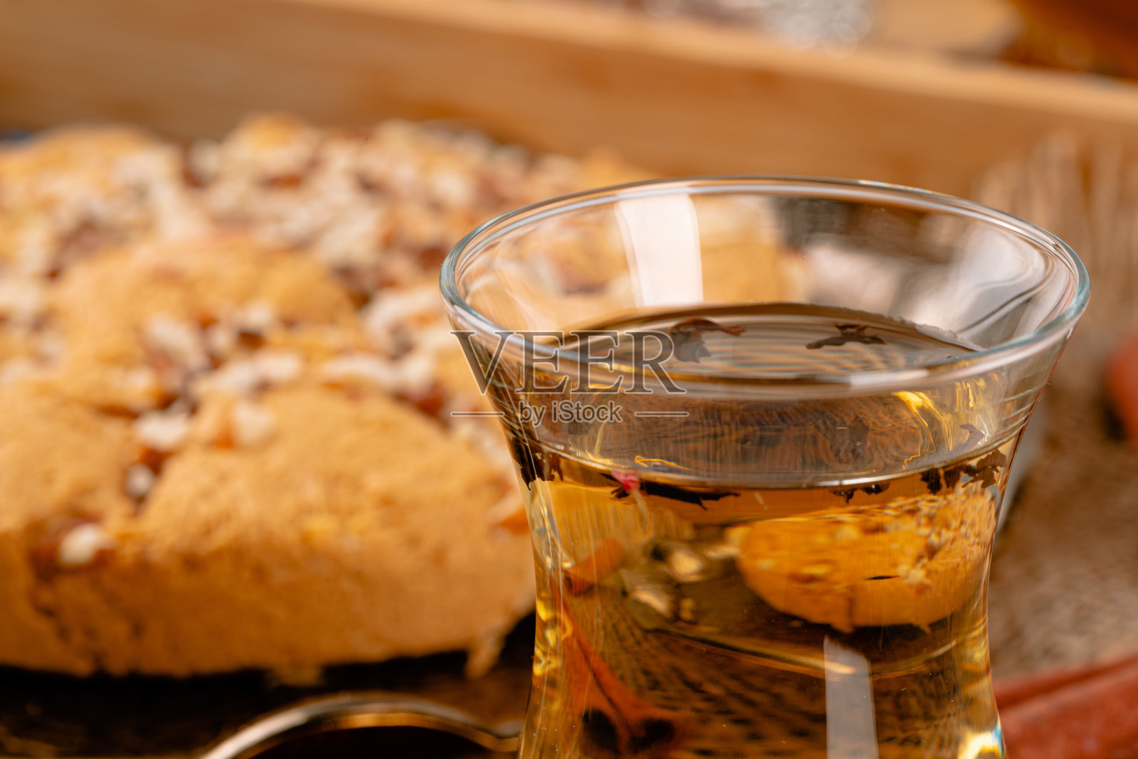 土耳其软糖甜点在传统餐具在深蓝色的桌子上照片摄影图片