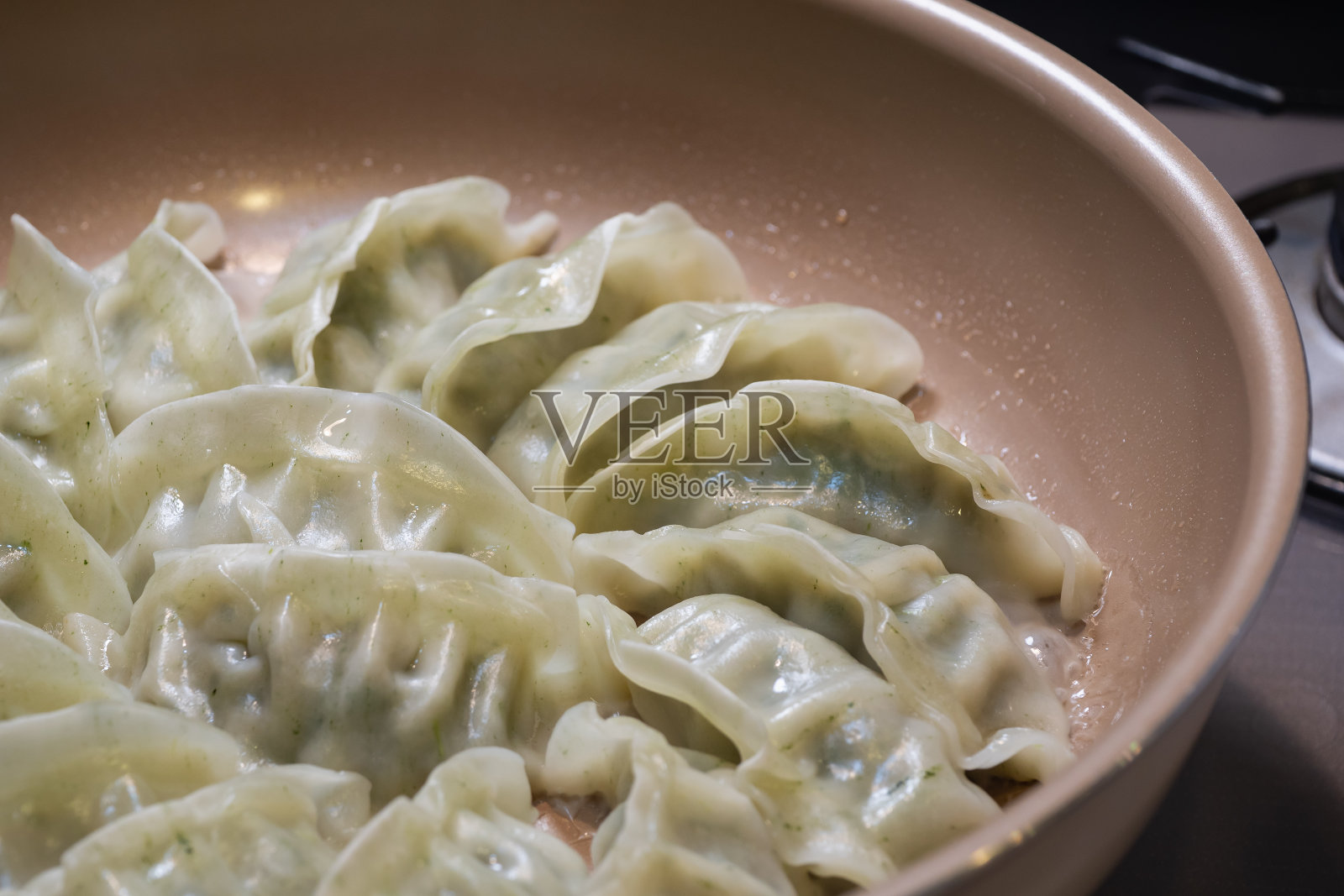 日本烤日式料理正在烹饪中。照片摄影图片