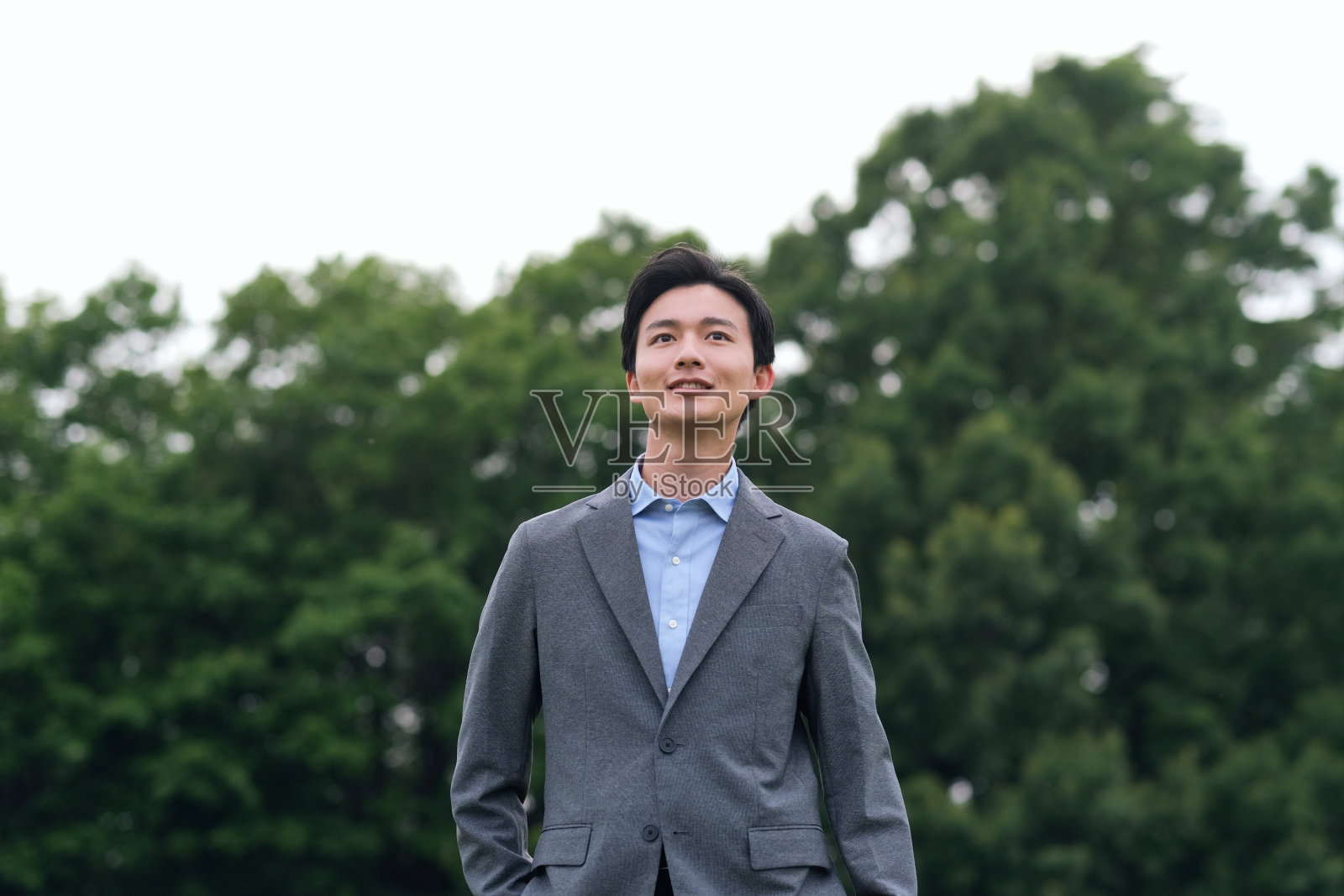 自信的男人站在自然公园的肖像照片摄影图片