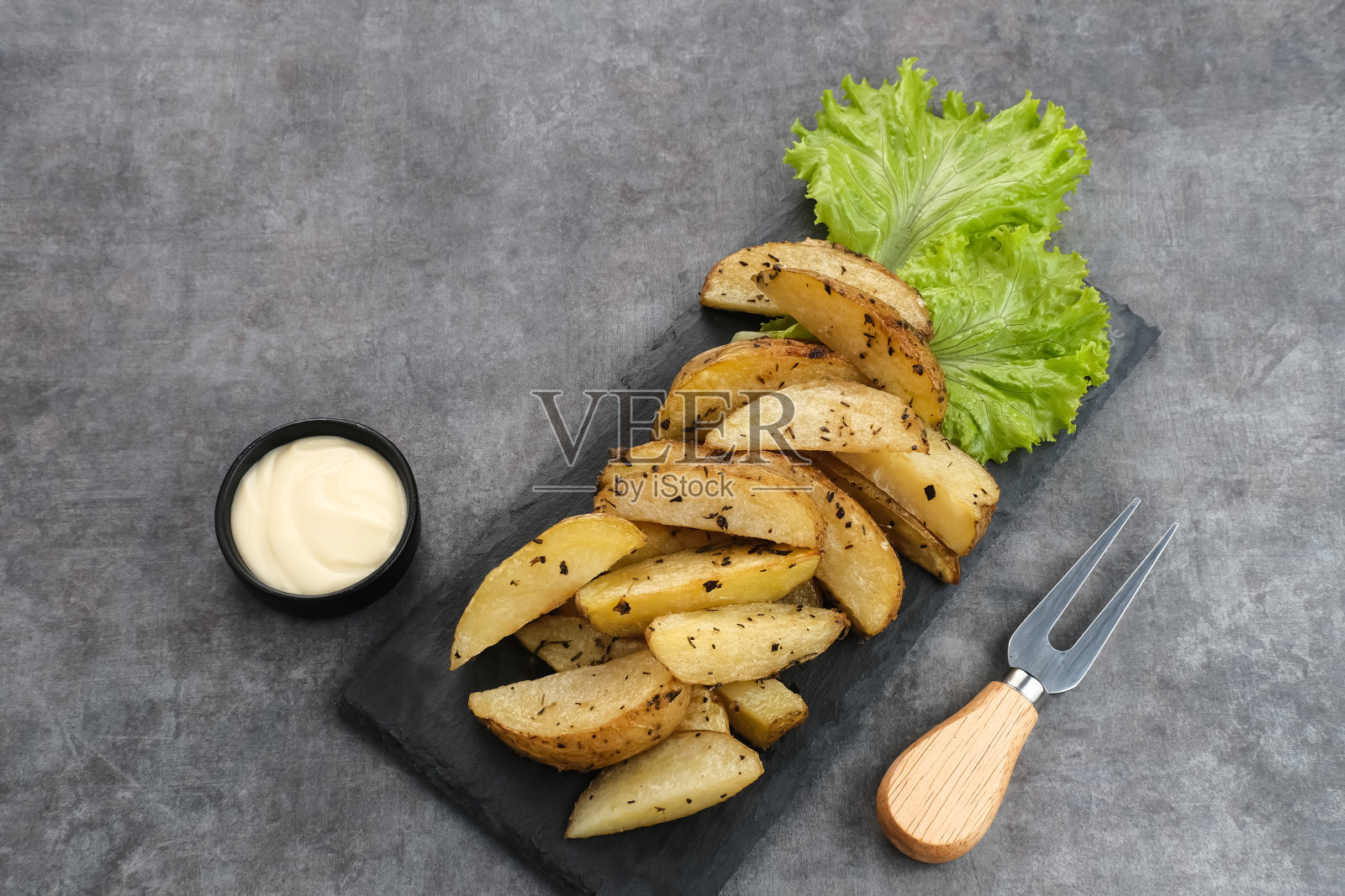 烤薯片配迷迭香和香草照片摄影图片