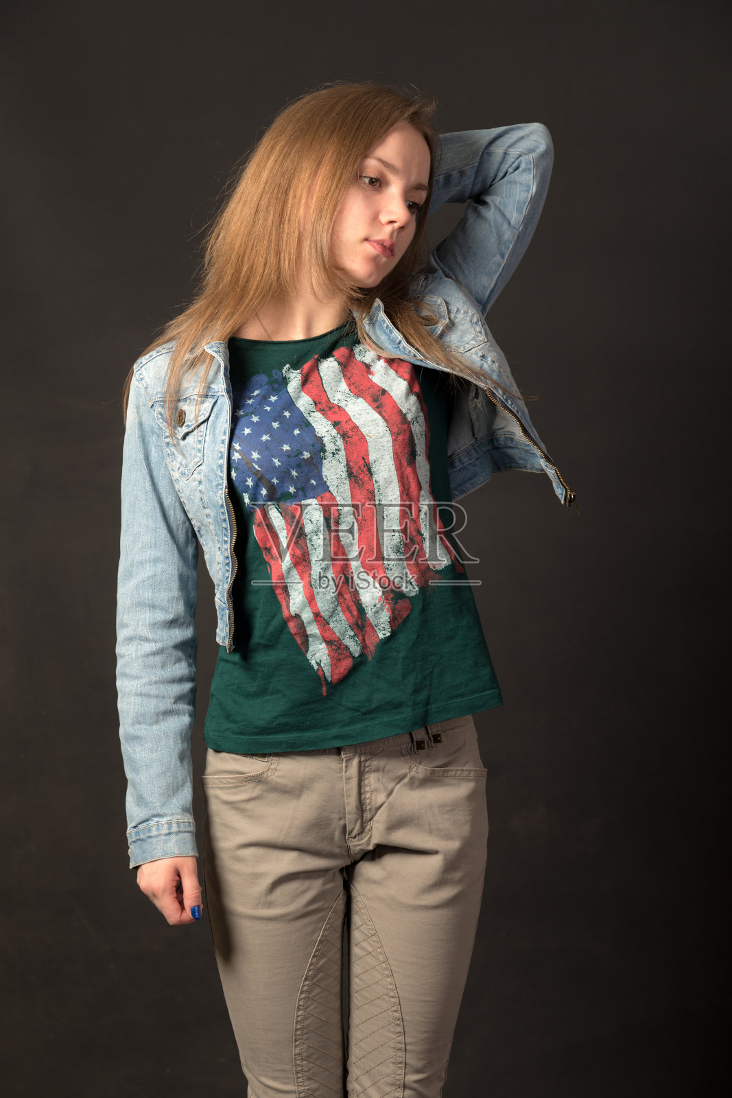 黑色背景上的女孩照片摄影图片