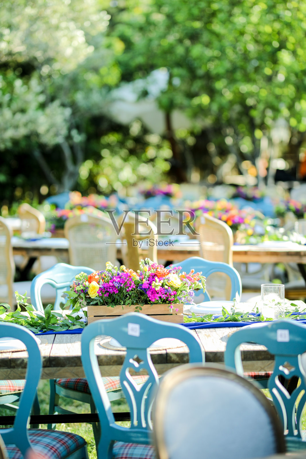 乡村婚礼风格,木制餐桌,花卉装饰,餐具照片摄影图片