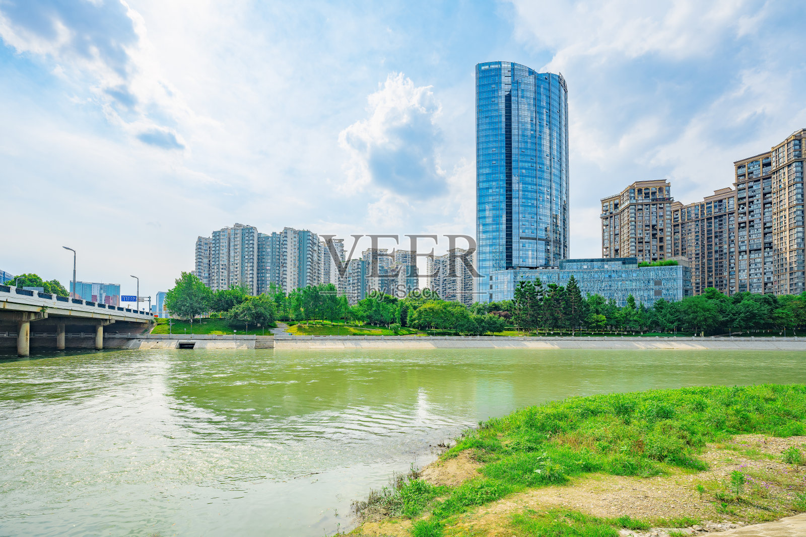 天晴滨江成都城照片摄影图片