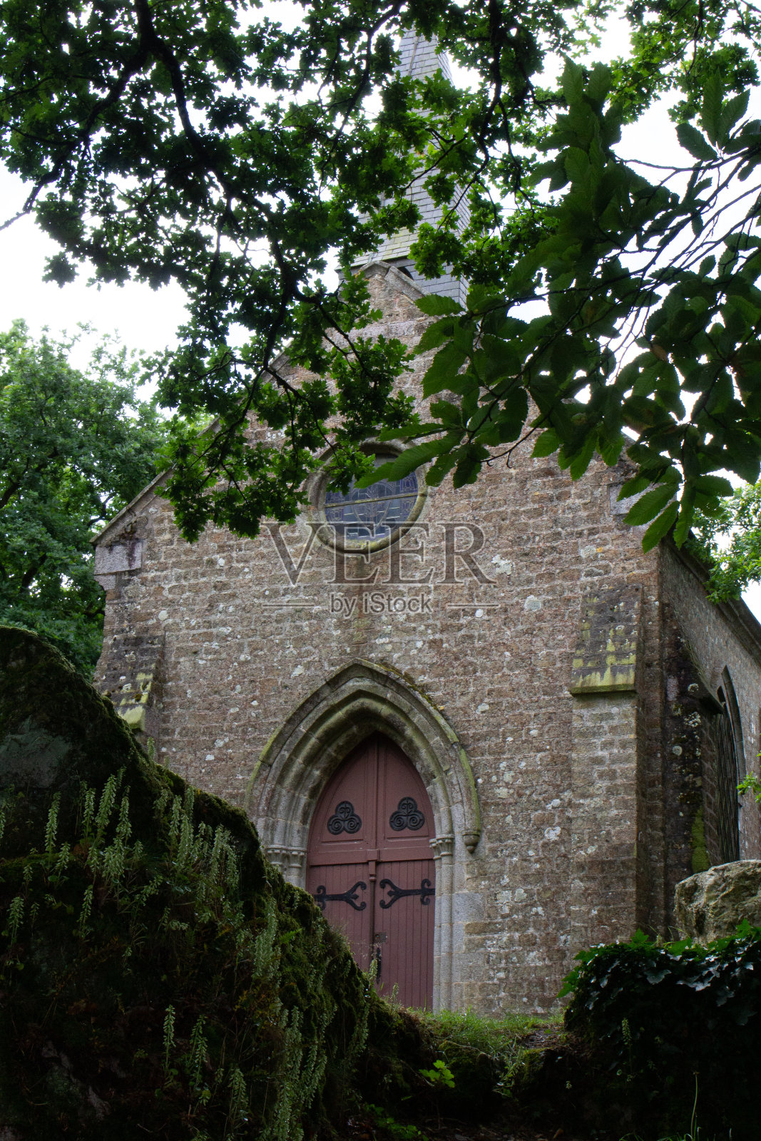 法国诺曼底,波凯奇山美丽的小教堂照片摄影图片