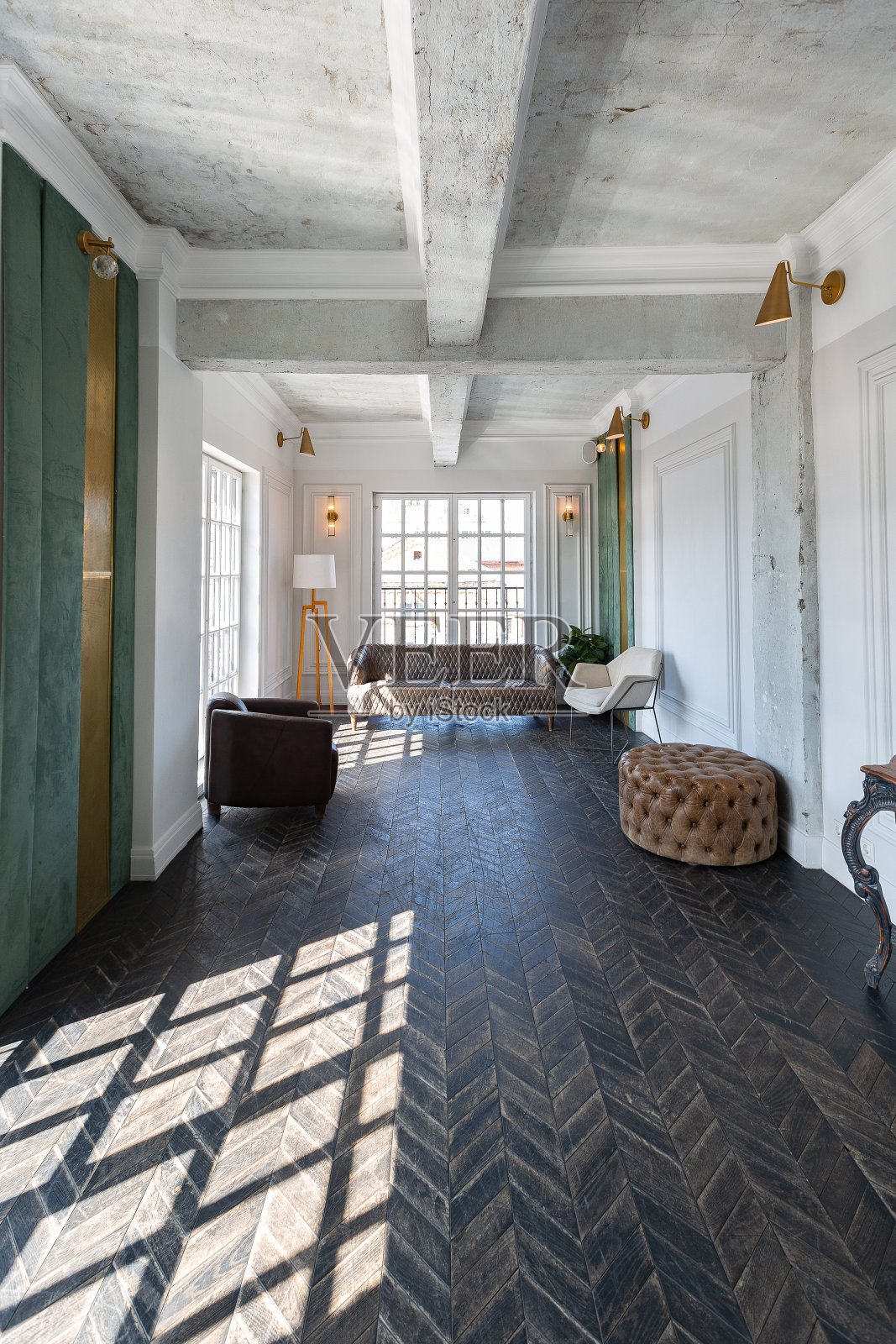 别致,豪华的客房设计与老式古董家具。白色的墙壁饰有浮雕。地板上有一块漂亮的深棕色镶木地板。照片摄影图片