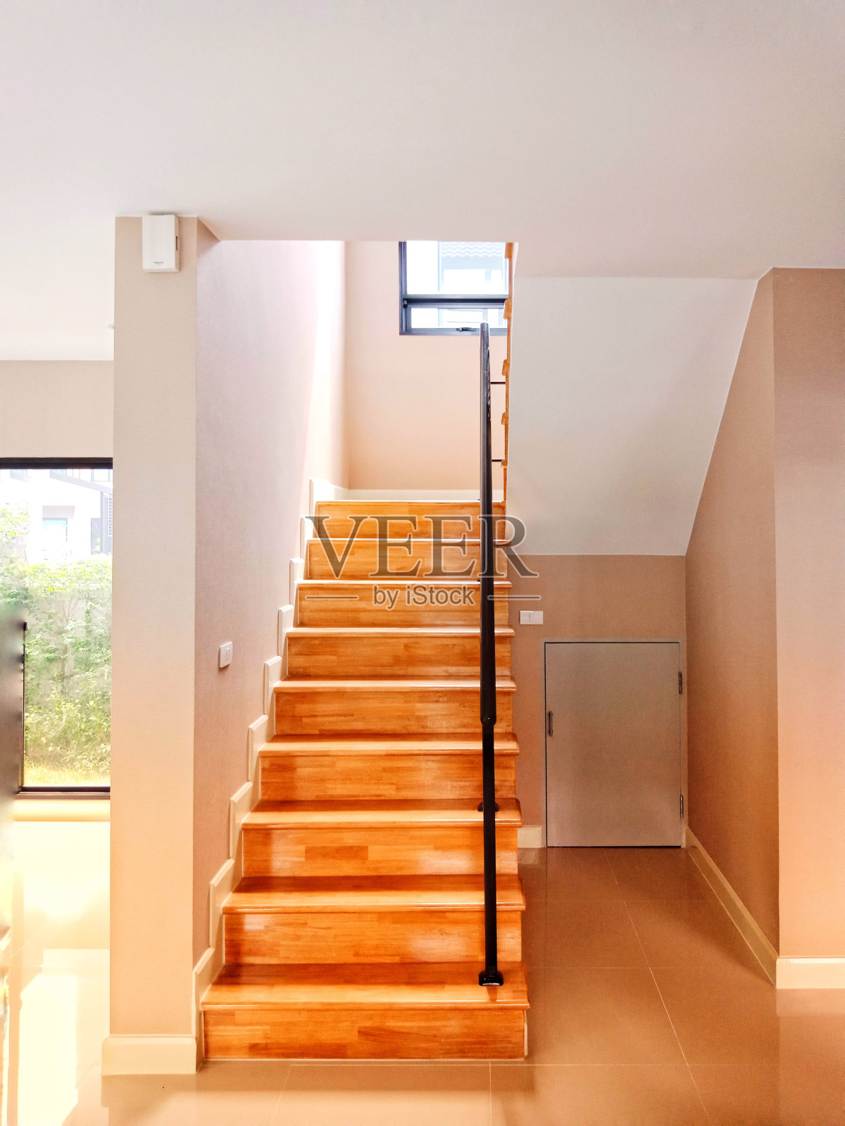 楼梯,木地板和黑色的铁栏杆。照片摄影图片